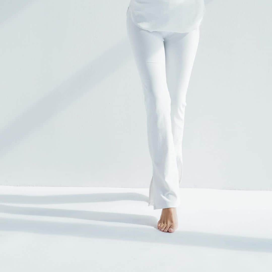 野沢和香のインスタグラム：「美脚RIB FLARE LEGGINGS  SUPER HIGH  RISE この新しいリブレギンス スーパハイウエストとストレッチで楽ちん&リブで普段使いもできる着回し力のあるレギンスです✌️  11月10日金21時〜発売  カラーはブラック&ホワイト サイズはレングス違いで S-short.  S-tall. M-short. M-tall. この写真の私はS-tallサイズを履いております。」