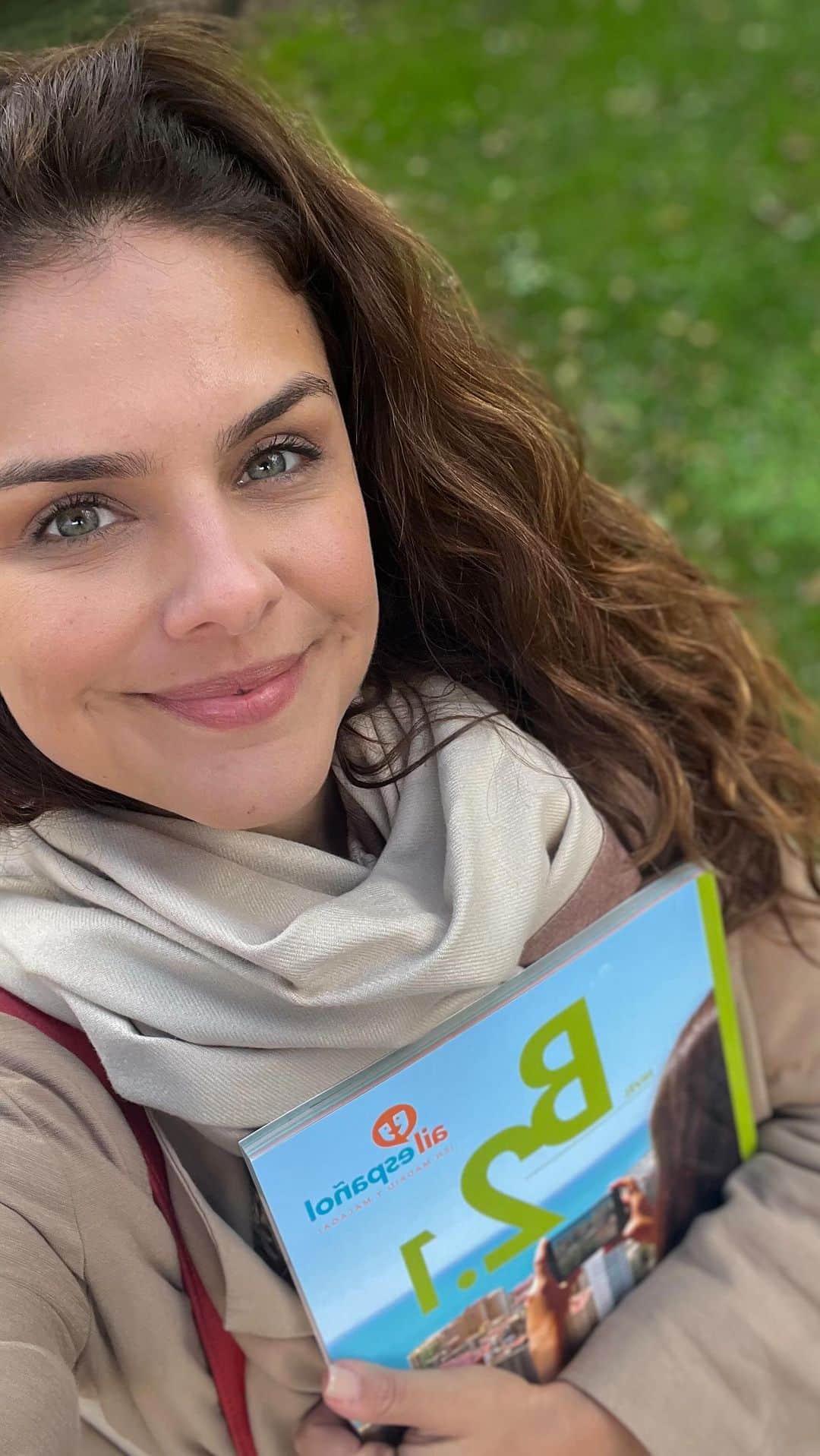 パロマ・バーナーディのインスタグラム：「• “A boa vida é inspirada pelo amor e guiada pelo conhecimento.” Sigamos aprendendo mais e sempre! Sigamos nos desafiando e conquistando o mundo!   • “La buena vida está inspirada por el amor y guiada por el conocimiento”   Me sentindo literalmente uma adolescente indo para a escola @ailmadrid 🇪🇸📚✏️ #EternaAprendiz #Madrid   Vídeo: @comunicalumar」
