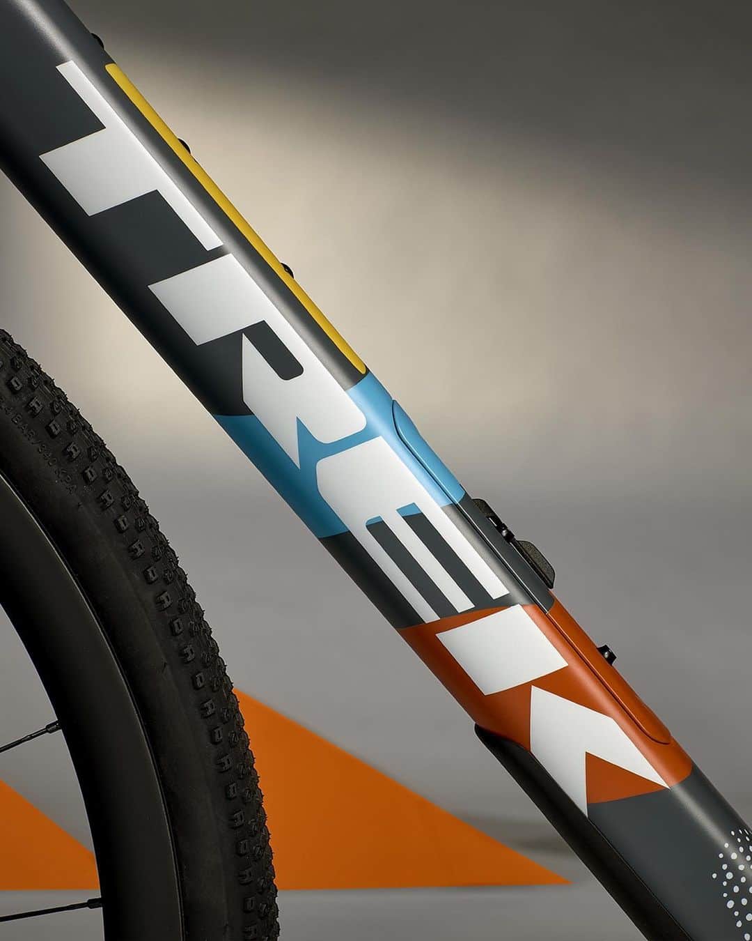 Shimanoさんのインスタグラム写真 - (ShimanoInstagram)「What happens when Project One artists team up with our friends at Shimano? Pure unity 🤝  The Shimano x Trek United in Gravel Checkpoint SLR blends abstract graphics and colors with a do-anything bike to tell a story of all who ride gravel – no matter where we come from. With shapes symbolizing the mountains we climb and rivers we forge – and Shimano’s new GRX 12-speed groupset, this one-of-one ride is ready to roll anywhere 🌎  Want to learn more about this collaboration? Head to the link in bio🔗 to learn more about the inspiration  #TrekBikes #RideShimano #TrekCheckpoint #UnitedinGravel #TrekProjectOne #gravel」11月10日 0時22分 - rideshimano