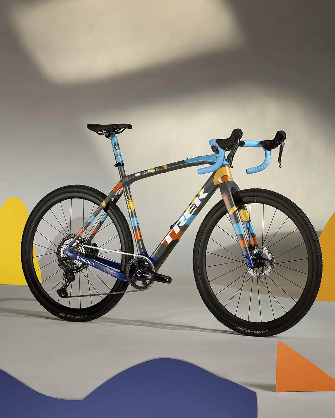 Shimanoのインスタグラム：「What happens when Project One artists team up with our friends at Shimano? Pure unity 🤝  The Shimano x Trek United in Gravel Checkpoint SLR blends abstract graphics and colors with a do-anything bike to tell a story of all who ride gravel – no matter where we come from. With shapes symbolizing the mountains we climb and rivers we forge – and Shimano’s new GRX 12-speed groupset, this one-of-one ride is ready to roll anywhere 🌎  Want to learn more about this collaboration? Head to the link in bio🔗 to learn more about the inspiration  #TrekBikes #RideShimano #TrekCheckpoint #UnitedinGravel #TrekProjectOne #gravel」