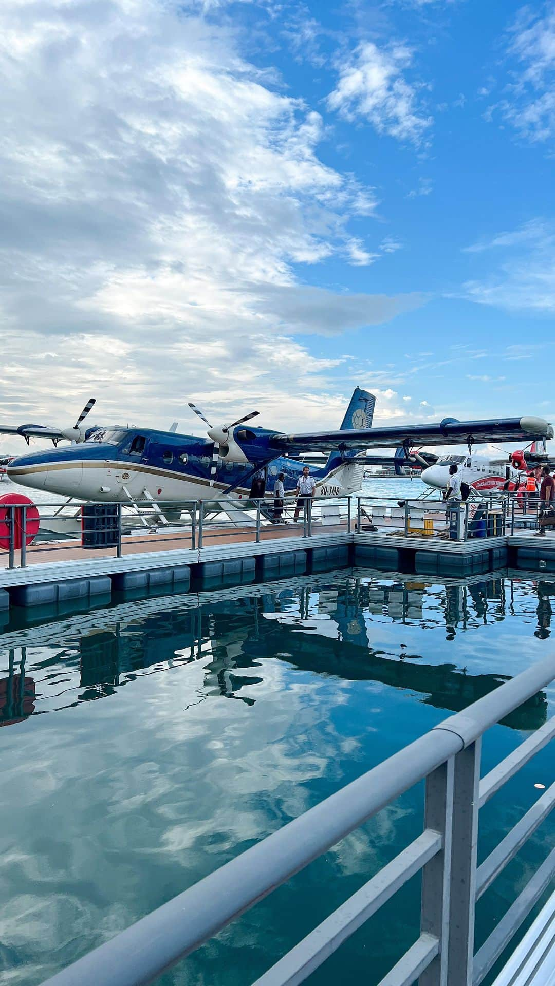 ASUKAのインスタグラム：「. First time riding a seaplane, it was exciting ✨✨  人生初の水上飛行機✈️  鮮やかなモルディブの海を眺めながらの45分はとっても素敵でした✨ 虹まで見れた🌈  @velaaprivateisland   #VelaaPrivatelsland #seaplane #水上飛行機 #maldives #maldivesislands  #maldivestrip #モルディブ #モルディブ旅行 #リゾートライフ #ラグジュアリーホテル #水上コテージ #海外旅行 #五つ星ホテル」