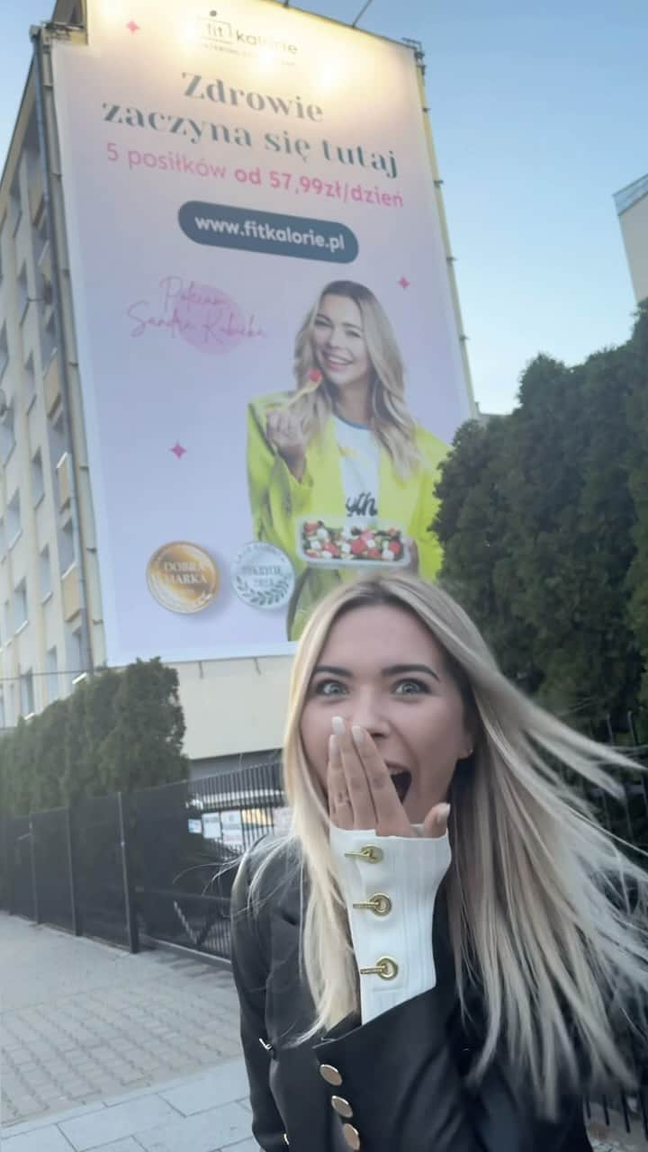 SANDRA KUBICKAのインスタグラム：「Aaaa!! Nasz billboard @fitkalorie już wisi na ul. Złotej w centrum Warszawy!! Co za uczucie 🥹❤️👏🏻 Nie mogę się doczekać kolejnych nowości, nie zatrzymujemy się. Razem z @fitkalorie będziemy dbać o Wasze zdrowie i zmieniać złe  nawyki żywieniowe! O tym opowiem na LIVE z @klaudiakubrak_dietetyk 🤍  [współpraca ambasadorska]」