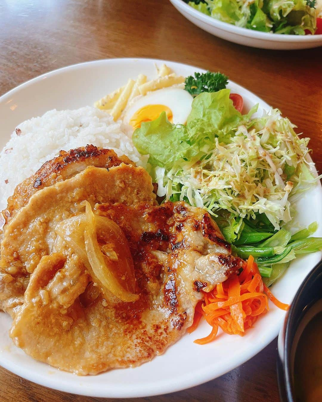 浜崎美保さんのインスタグラム写真 - (浜崎美保Instagram)「種子島での昼食🌺  先日移住取材で訪れた種子島西之表🏄  ①KOJIYA CAFFE TERRACE @kojiyacafeterrace_seaport  種子島唯一の麹屋さんだった、築150年の町屋をカフェ＆ゲストハウスにリノベしている素敵なスポット🫧コワーキングスペースもあり宿泊も可能🥹🏠  自家製麹を使った生姜焼きが美味しかったぁ〜🤤🐷デザートにはお芋のスイーツも🫶  島バナナが南国感をさらに漂わせています🍌🌺  こちらには、30代で関東から夫婦で移住されたスタッフさんもいらっしゃいます😋  ②はえの民宿 @katsumi_haenominshuku   すき煮定食🥩うんまうんま🤤ランチタイムはうれしいフリードリンク🥹☕️🍹🫶こちらも宿泊可能🙆‍♀️  屋上のテラスはオーシャンビュー😚🌊 BBQや星空鑑賞もできるそう🥹🌌 綺麗なお花に吸い込まれちゃう🌼  こちらにはサーフィン移住されたスタッフさんもいらっしゃいます🏄‍♀️  西之表を訪れる際はぜひ🌺🫶  どちらも番組Tシャツ着用🤭  #種子島 #西之表市 #鹿児島 #移住 #島暮らし #島移住 #離島移住 #サーフィン移住 #KOJIYACAFFETERRACE #はえの民宿」11月10日 0時18分 - mihohamasaki_japan