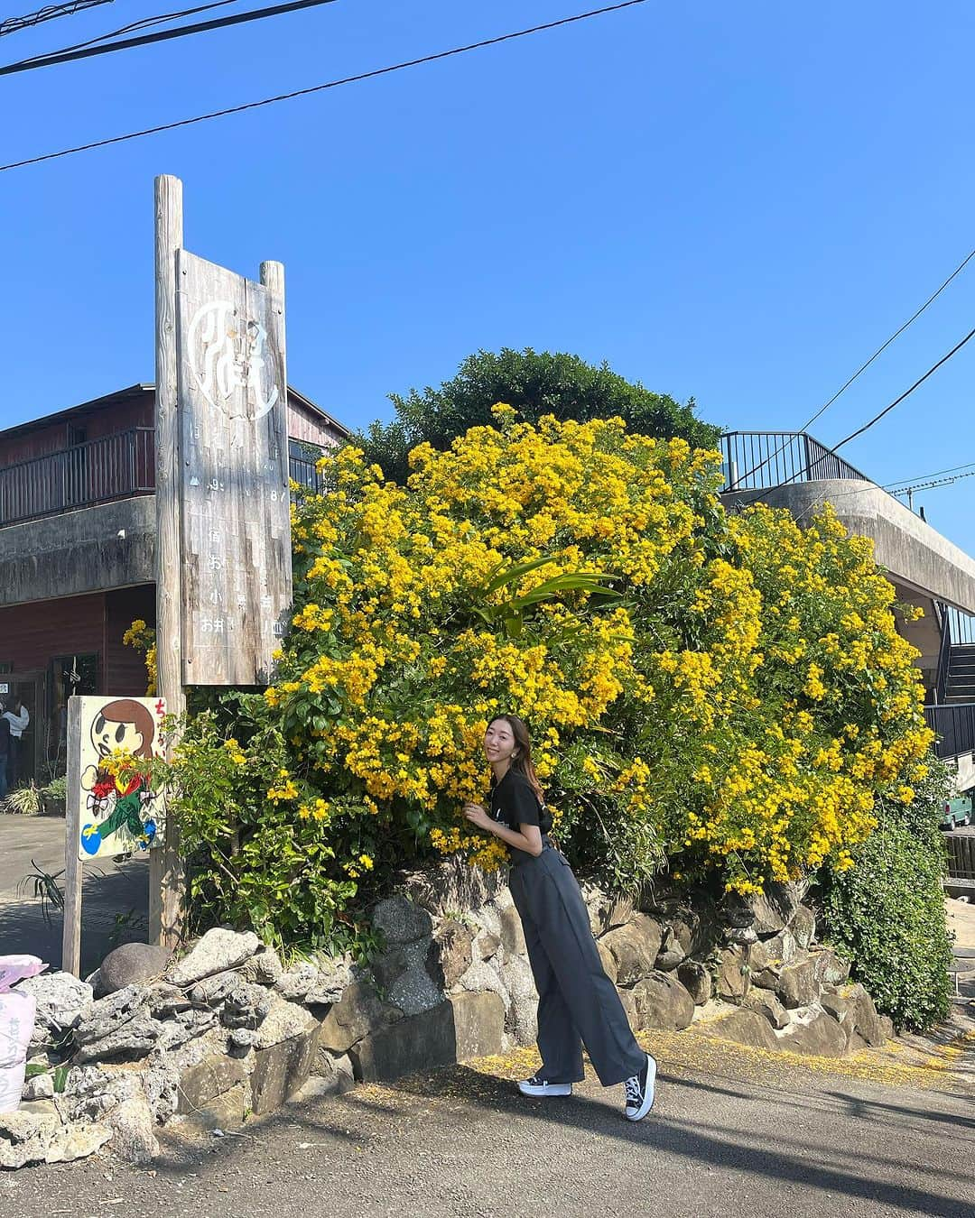 浜崎美保さんのインスタグラム写真 - (浜崎美保Instagram)「種子島での昼食🌺  先日移住取材で訪れた種子島西之表🏄  ①KOJIYA CAFFE TERRACE @kojiyacafeterrace_seaport  種子島唯一の麹屋さんだった、築150年の町屋をカフェ＆ゲストハウスにリノベしている素敵なスポット🫧コワーキングスペースもあり宿泊も可能🥹🏠  自家製麹を使った生姜焼きが美味しかったぁ〜🤤🐷デザートにはお芋のスイーツも🫶  島バナナが南国感をさらに漂わせています🍌🌺  こちらには、30代で関東から夫婦で移住されたスタッフさんもいらっしゃいます😋  ②はえの民宿 @katsumi_haenominshuku   すき煮定食🥩うんまうんま🤤ランチタイムはうれしいフリードリンク🥹☕️🍹🫶こちらも宿泊可能🙆‍♀️  屋上のテラスはオーシャンビュー😚🌊 BBQや星空鑑賞もできるそう🥹🌌 綺麗なお花に吸い込まれちゃう🌼  こちらにはサーフィン移住されたスタッフさんもいらっしゃいます🏄‍♀️  西之表を訪れる際はぜひ🌺🫶  どちらも番組Tシャツ着用🤭  #種子島 #西之表市 #鹿児島 #移住 #島暮らし #島移住 #離島移住 #サーフィン移住 #KOJIYACAFFETERRACE #はえの民宿」11月10日 0時18分 - mihohamasaki_japan