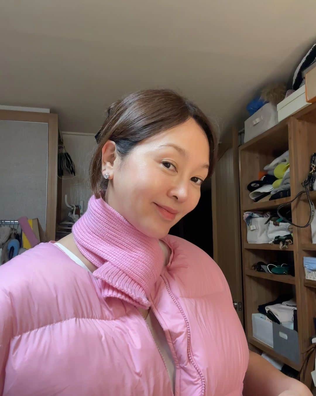 イ・スンヨンのインスタグラム：「난 왜때문에 핑쿠가 이리 좋을까요 ㅜ  기분이좋아요 핑크는 흐흐흐  소팔스 고마워~~언니가 잘입을께 ㅋ  #이심전심 #소중한소팔이 #우리윤이사 #내가니맘안다 #나중에언니가호강시켜주께 #넌효도해랏🤣🤣🤣」