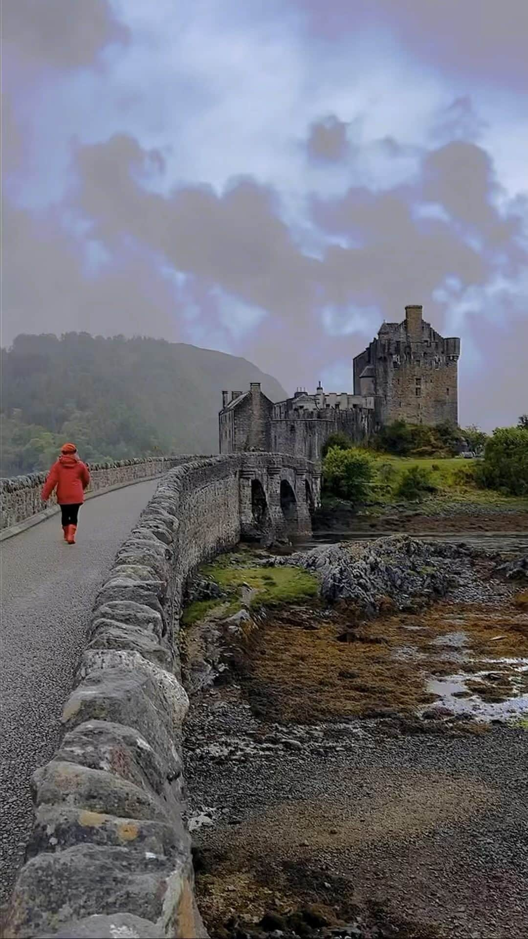 Wonderful Placesのインスタグラム：「@_letstravel_ exploring Eilean Donan Castle in Scotland 🏰😍🏴󠁧󠁢󠁳󠁣󠁴󠁿 . Eilean Donan Castle is a picturesque Scottish castle located on a small island in Loch Duich in the western Highlands of Scotland. It’s a popular tourist attraction and is known for its stunning setting and dramatic architecture.  . It was originally built in the 13th century, but the current structure dates back to the early 20th century. It was reconstructed between 1919 and 1932 by Lieutenant Colonel John MacRae-Gilstrap. The castle is a blend of medieval and early 20th-century architectural styles.  Tag who you’d visit it with 😍🙌🏼✨ . 📹 ✨@_letstravel_✨ 📍Scotland 🏴󠁧󠁢󠁳󠁣󠁴󠁿 #wonderful_places for a feature ♥️」