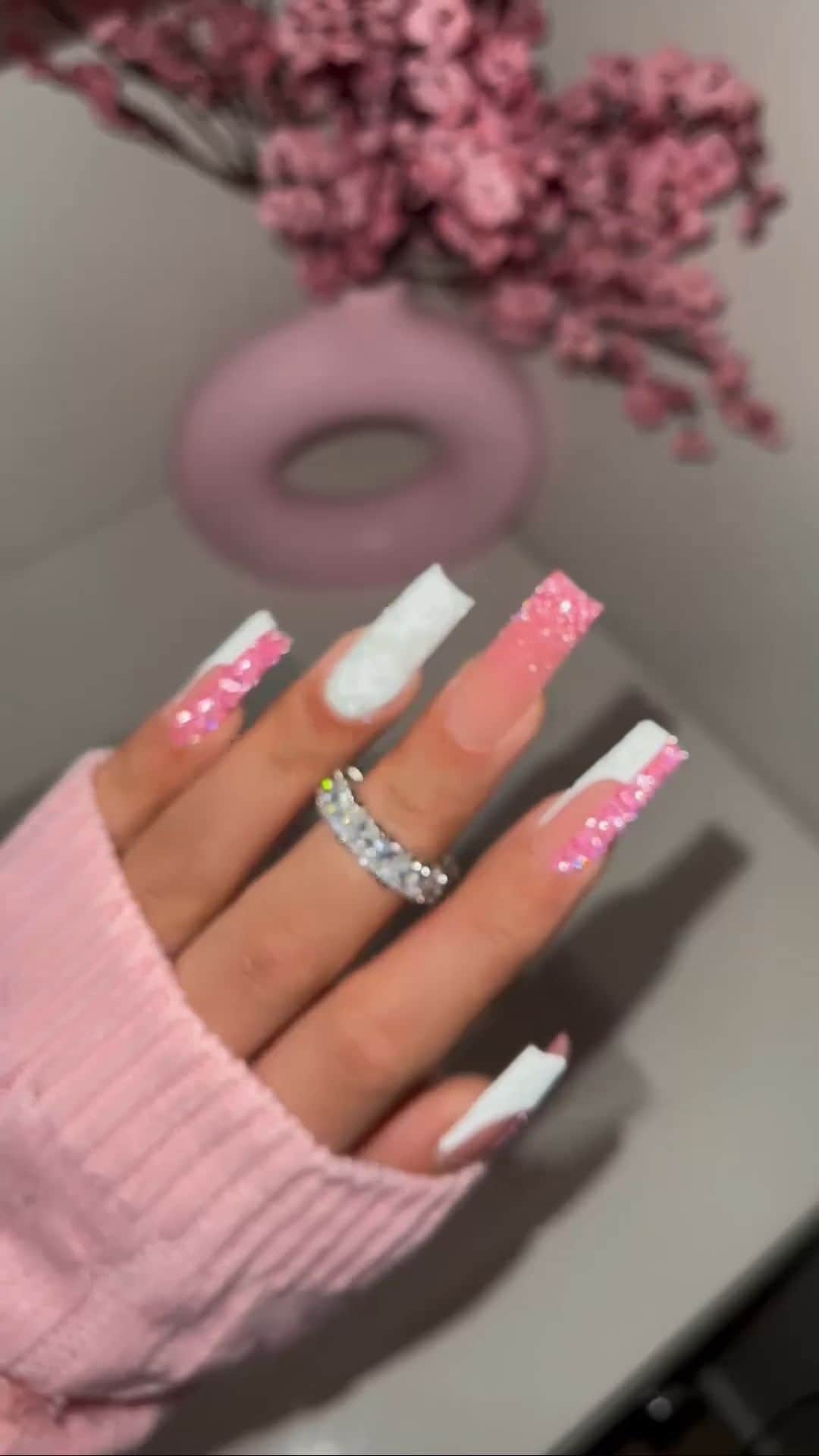SHEINのインスタグラム：「🎶 May all your winter manis be white - and pink! 🎶💅💗❄️ @elennailedit  #SHEINinspo」