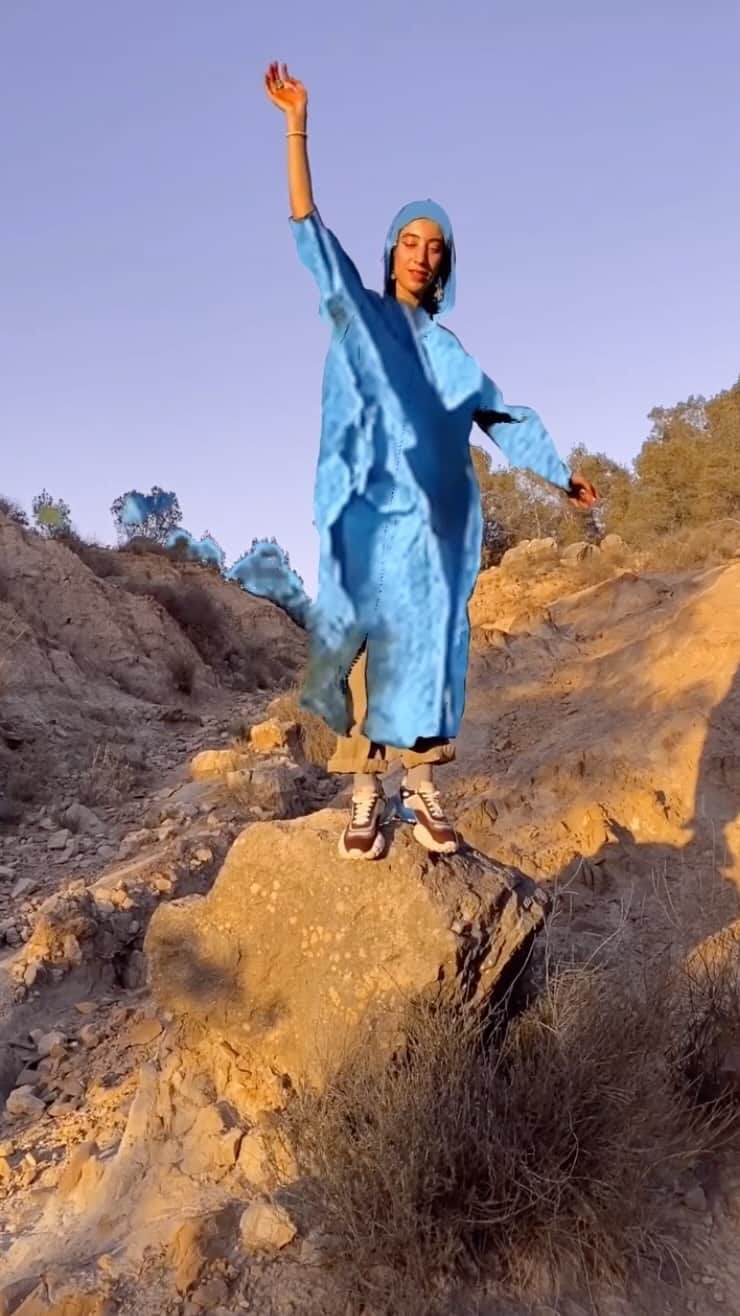 カンペールのインスタグラム：「Exploration. Community. Nature. Welcome to the creative world of @cuentosrosales, from Morocco to Spain.  #TheWalkingSociety #campershoes」