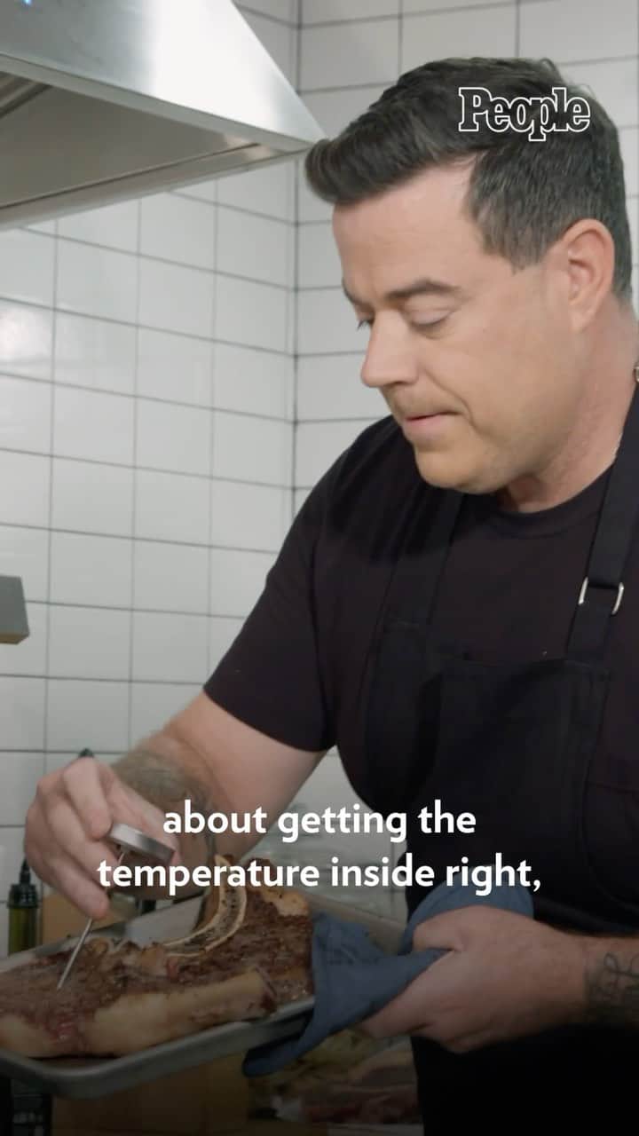 People Magazineのインスタグラム：「Now *this* is how you make a perfect steak. #CarsonDaly is sharing his go-to method.」