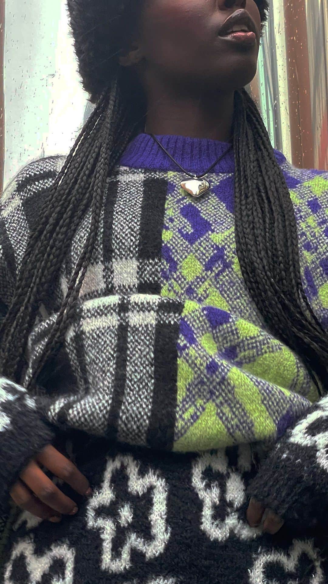 モンキのインスタグラム：「Winter fashion rule book: ignore all the rules. Go bold!」
