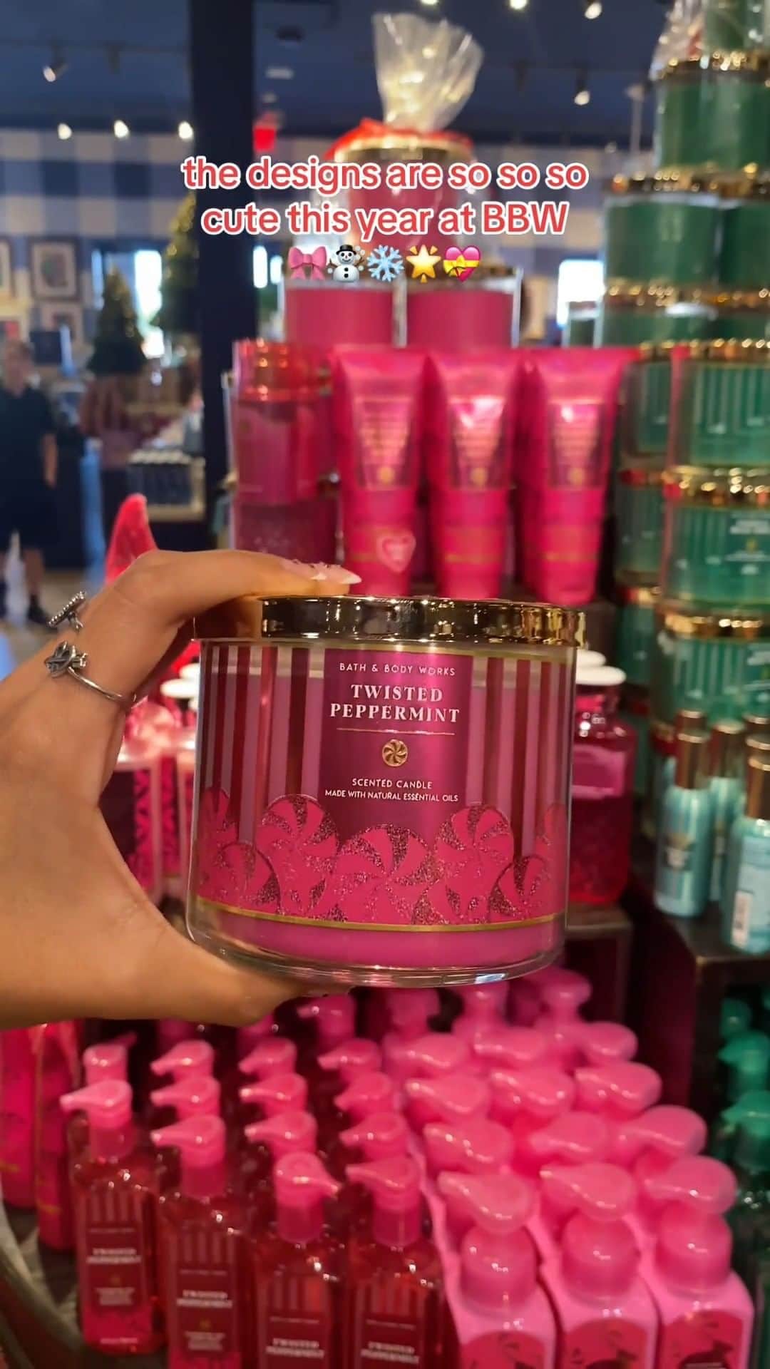 Bath & Body Worksのインスタグラム：「Use #MyHolidayStory to show your sparkle, shine, and fragrances that are divine! ✨  Tag @BathandBodyWorks for a chance to be featured! 🤩​  📸: cinnamoroll333_」