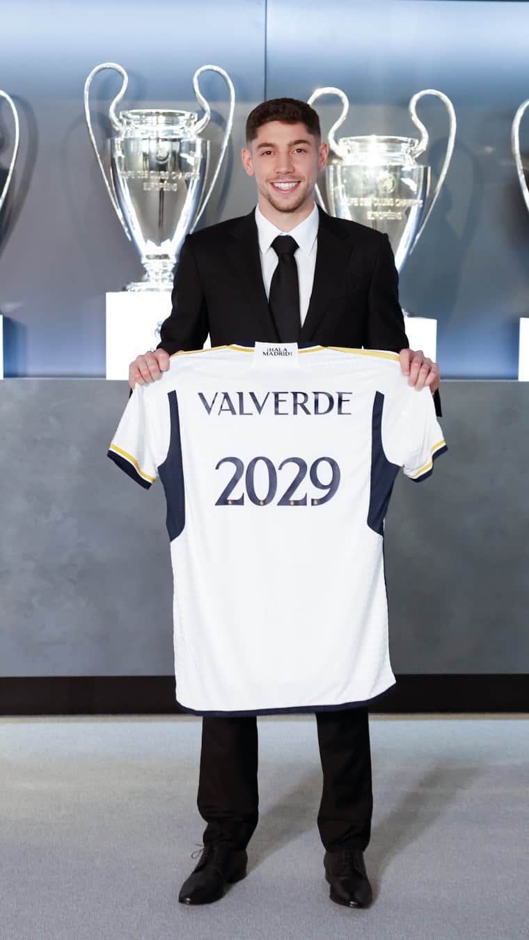 フェデリコ・バルベルデのインスタグラム：「El sueño del niño con la camiseta blanca continúa 💭🤍  G R A C I A S  #HalaMadrid2029」