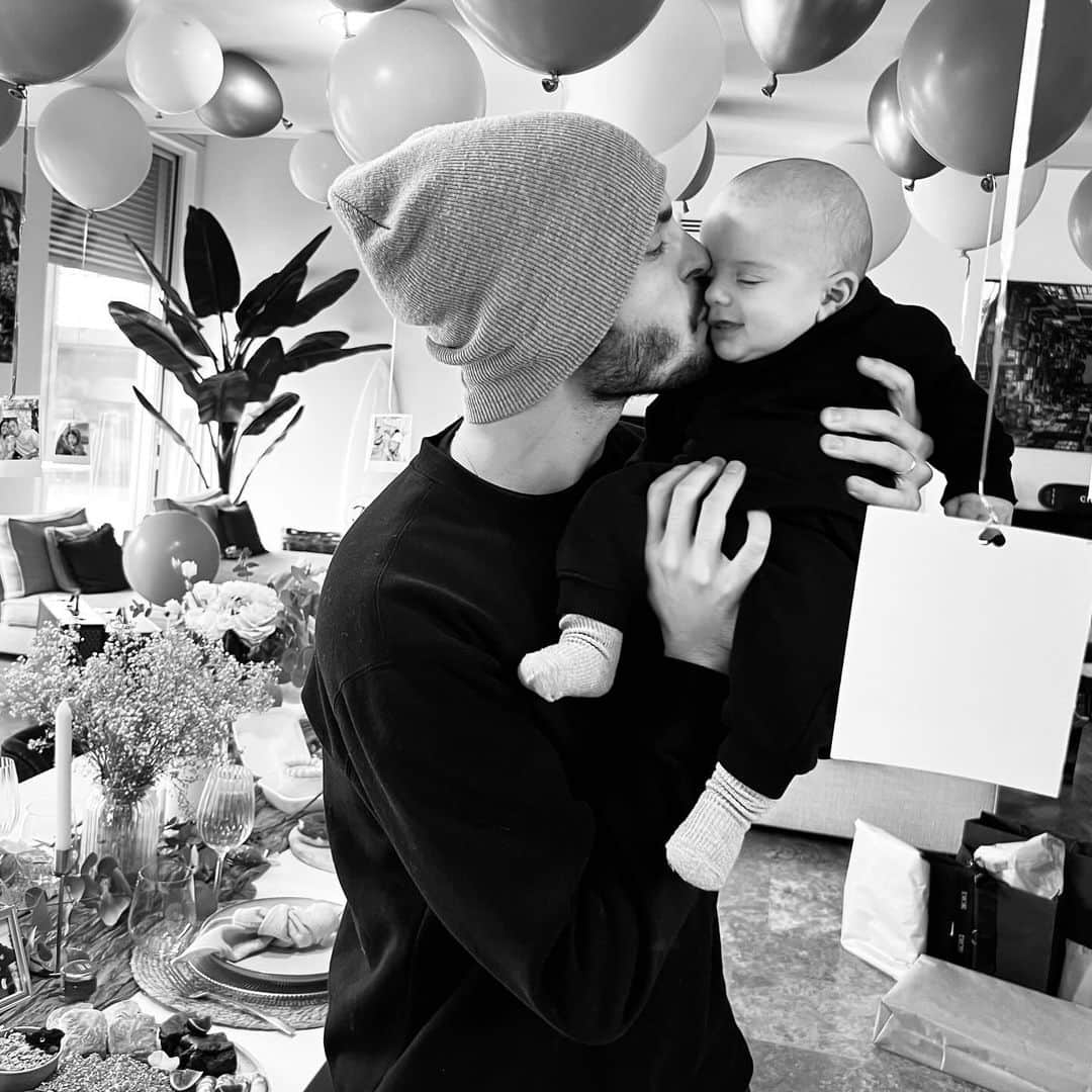 Baptiste Giabiconiのインスタグラム：「Né un 9 novembre 89 et jeune papa d’un petit bout de 4 mois .」