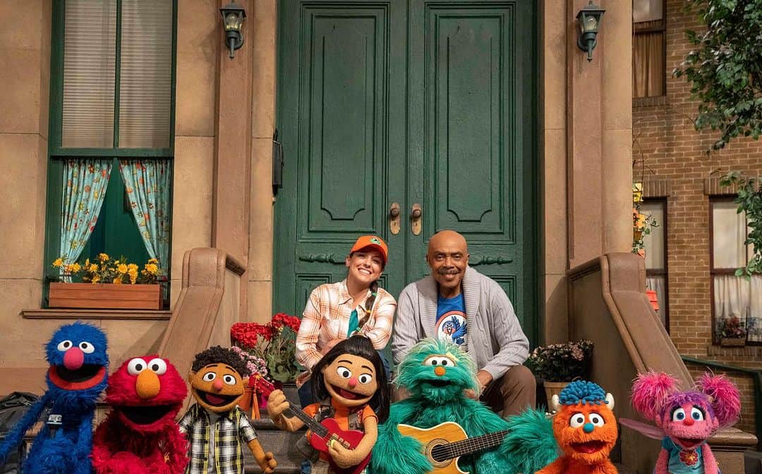 のインスタグラム：「Here's to 54 seasons of countless friends, songs, and memories on Sesame Street. Thank you for being a part of what makes our street one of a kind. A whole new season of Sesame Street is now streaming on Max! 💚💛」