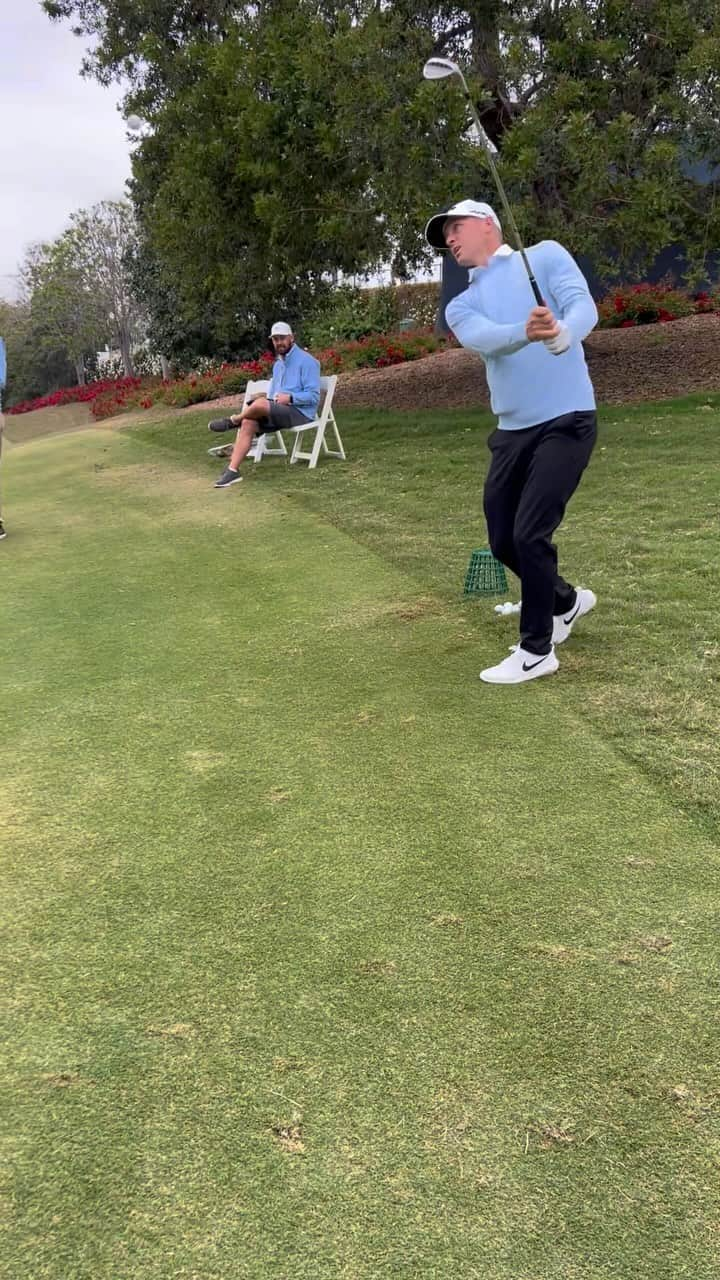 ジョン・ラームのインスタグラム：「Wide open face on the tight downhill lie. @alexnoren1 showing off the hands 🤌」