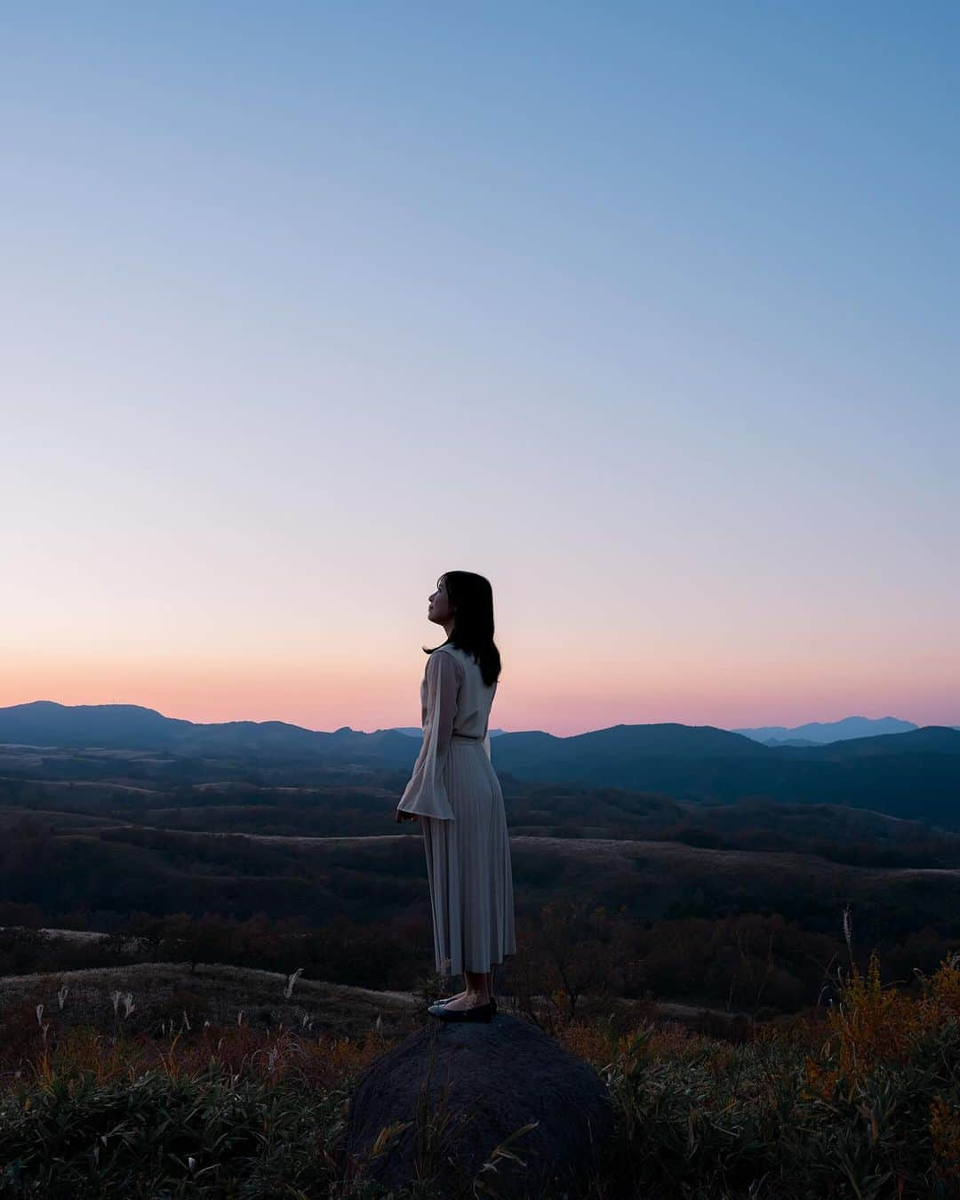 shabonのインスタグラム：「* . . . . . 阿蘇の夕暮れ。 . 美しい景色でした🥹✨ 私は大きな岩の上に 登れなかった🤣笑 . . model : @fujirom_ . . FUJIFILM GFX50S II /  GF45mm F2.8 R WR . . . . . . *」