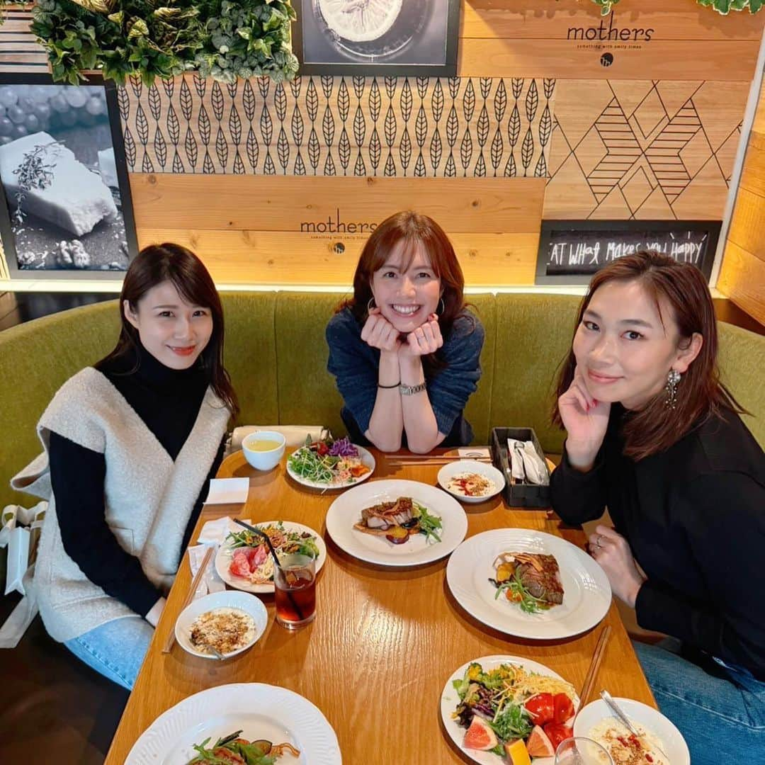 DJ みぃのインスタグラム：「「intense!」のお姉さまたちとランチ🍽️❤️  おまりさんようやく会えたー！！ ほんっとーに明るくて話しやすくて美人なお姉さま☺️❤️ @mari_bangkok_life   同じ事務所でもあり、物事をハッキリ言えて頼りになるかっこいいお姉さまおしずさん☺️❤️ @oshizudesu   2人ともタイプは違うけど心地よい〜🥰ママトークも止まらない😂  次は子供たちも一緒に遊びたいな🥹  #インテンス851 #らじこー #FM大阪 #ラジオDJ #ママトーク #タイプは違うけどなんか似てる気が #タイのお土産もありがとうございます」