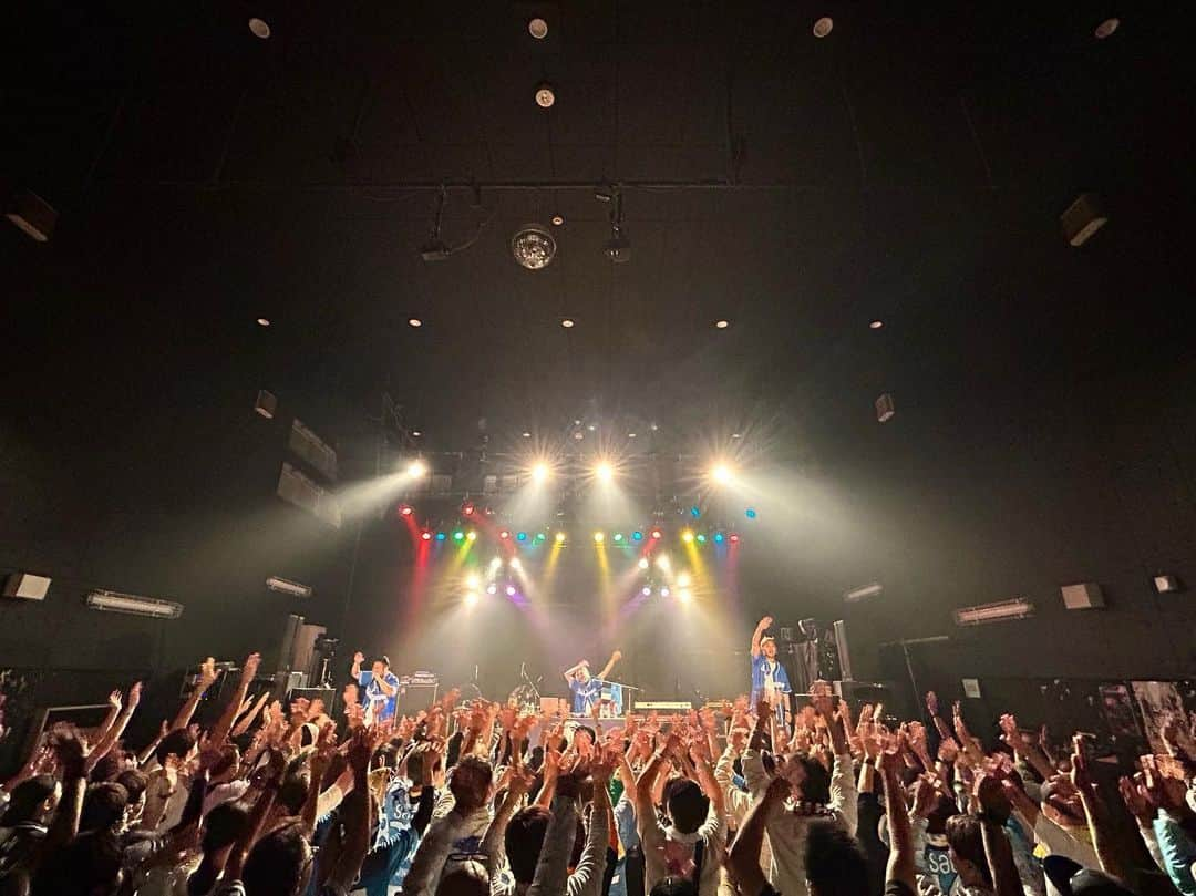 DEppaさんのインスタグラム写真 - (DEppaInstagram)「夜分遅くに申し訳ないです！  浜松窓枠ライブを投稿！  本日はスピラ・スピカの幹葉さんと シクラメンのツーマンライブでした！  最響に楽しかったです！！！✨  お客さんが凄い温かくて、凄い熱くて 物凄い盛り上がりでした！！！  シクラ族も良い声出てたねー🔥💯  こんな素敵な時間を過ごせたのも 会場まで来てくれた皆様のおかげ、 呼んでくれた幹葉さんのおかげです！  本当に本当にありがとうございました！！！  ◼️本日のセットリスト  1.ADVENTURE 2.未来チャレンジャー 3.YOU 4.ウィーアーワン 5.必死マン feat.幹葉さん 6.どんなに どんなに 7.エール 8.MUSIC  幹葉さんから「必死マンやりたいです！」と 連絡を頂きコラボが実現！w  完璧に踊れてました！w🤣💯💯💯  シクラメンバーも幹葉さんのアンコールで 『最響未来ファンファーレ』を一緒に 歌わさせて頂きました！  最高にハッピーな光景、笑顔が輝いてました！  バンドメンバーの皆さんもみんな良い人すぎ！✨  幹葉さんはマジで太陽みたいな人だねぇ☀️  彼女の人間性、歌声、ライブパフォーマンスは 世辞抜きで素晴らしかったです！！！  また必ず一緒にやりましょう！✨  本日は2組ともジュビロ愛が溢れ過ぎて ジュビロ一色のライブになりましたが、 改めてジュビロ、磐田、静岡は最高だなと。  いつでも呼んでください！飛んで行きます！  とにかく楽しい1日でした！✨  本当にありがとうございましたーーー！！！  さぁ！土曜日は東京【西永福】でライブ！  みんなに会えるを楽しみにしてるぜーーー！🦑🐙🍀  #シクラメン #シクラ族 #シクライブ #ジュビラ族 #スピラスピカ #幹葉 #ジュビロ磐田 #浜松 #静岡 #浜松窓枠 #LIVE #MUSIC #HAPPY #LOVE #音楽の力 #応援歌 #POWER #エール #スピスピ」11月10日 0時35分 - deppa_shikuramen