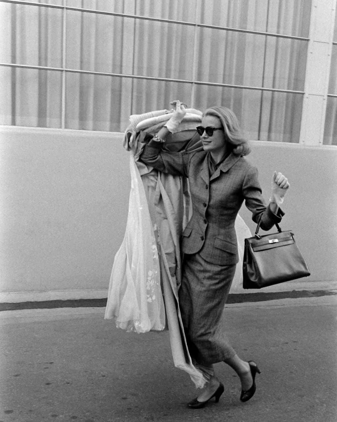 lifeのインスタグラム：「Actress Grace Kelly, carrying her dresses during her departure from Hollywood, Los Angeles, California, 1956.  Click the link in our bio to see more of Hollywood Spectacular: From LIFE’s Great Chronicler, Allan Grant 📸  (📷 Allan Grant/LIFE Picture Collection)  #LIFEMagazine #LIFEArchive #LIFEPictureCollection #AllanGrant #GraceKelly #Hollywood #Departure #1950s」