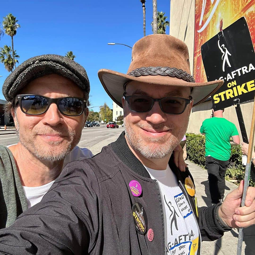 シーマス・デヴァーのインスタグラム：「We did it. Yesterday was day 118 on what was to be the last picket at Warners. Truth be told, I will miss catching up with all these wonderful writer and actor friends that I’ve met over the last 25 years out here in Tinsel Town. It was nice to feel a sense of community in our lonely profession. Congrats Neg Com! Can’t wait to read the deal points.」