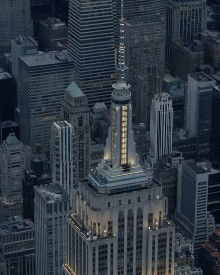 ジャレッド・レトのインスタグラム：「“JARED LETO CLIMBS ICONIC EMPIRE STATE BUILDING TO CELEBRATE THE LAUNCH OF THIRTY SECONDS TO MARS’ MASSIVE GLOBAL TOUR”  Today we launch SEASONS WORLD TOUR 2024 in celebration of our brand new album, It’s The End of The World But It’s a Beautiful Day!!  I've had a fascination with the Empire State Building, the “world’s number one attraction”, since I was a kid. Not sure if it was Guinness world records, King Kong, but something about this iconic structure always captured my imagination. Built in just 13 short months, in one of the greatest cities in the world it has always been a powerful symbol to me of all the possibilities in life.   As many of you also know, I love to climb. It’s one of the few things I’ve found that takes me away from some of the pressures of life and helps me to find a bit of freedom and equanimity.   In a lot of ways, this album is about following your dreams and pushing yourself to do the seemingly impossible. Climbing the Empire State Building certainly falls into that category for me. As does touring the world with my brother and sharing these unforgettable concerts and experiences with you all.   We are so excited to get back out on the road and to come see you in so many amazing places all over the world.  It's been too long. We miss you. We love you. We'll see you very soon!!!  North America presale starts tomorrow at 10am local (Password: Seasons) and all tickets on sale Friday November 17!  Empire 📸 & 🎥: @renan_ozturk  Heli 🎥: @gotham.film // Aerial DP: @vancalcine  Graphic Design: @grossjulian  Poster 📸: @jackwaterlotstudio   Thanks to: @empirestatebldg & @raybanmeta 🙏」