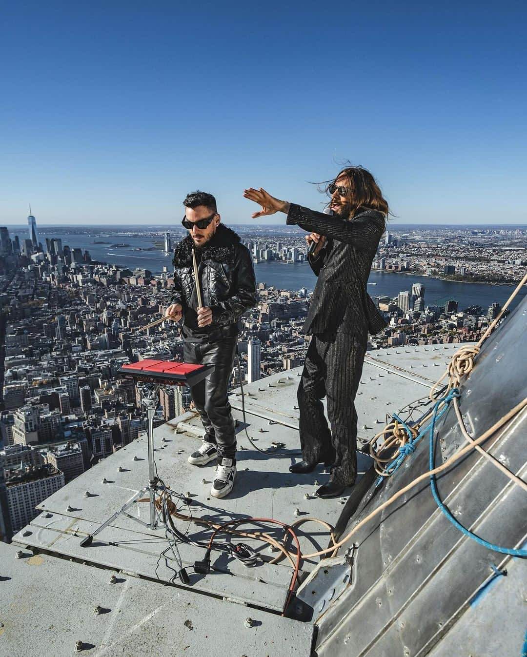 ジャレッド・レトさんのインスタグラム写真 - (ジャレッド・レトInstagram)「“JARED LETO CLIMBS ICONIC EMPIRE STATE BUILDING TO CELEBRATE THE LAUNCH OF THIRTY SECONDS TO MARS’ MASSIVE GLOBAL TOUR”  Today we launch SEASONS WORLD TOUR 2024 in celebration of our brand new album, It’s The End of The World But It’s a Beautiful Day!!  I've had a fascination with the Empire State Building, the “world’s number one attraction”, since I was a kid. Not sure if it was Guinness world records, King Kong, but something about this iconic structure always captured my imagination. Built in just 13 short months, in one of the greatest cities in the world it has always been a powerful symbol to me of all the possibilities in life.   As many of you also know, I love to climb. It’s one of the few things I’ve found that takes me away from some of the pressures of life and helps me to find a bit of freedom and equanimity.   In a lot of ways, this album is about following your dreams and pushing yourself to do the seemingly impossible. Climbing the Empire State Building certainly falls into that category for me. As does touring the world with my brother and sharing these unforgettable concerts and experiences with you all.   We are so excited to get back out on the road and to come see you in so many amazing places all over the world.  It's been too long. We miss you. We love you. We'll see you very soon!!!  North America presale starts tomorrow at 10am local (Password: Seasons) and all tickets on sale Friday November 17!  Empire 📸 & 🎥: @renan_ozturk  Heli 🎥: @gotham.film // Aerial DP: @vancalcine  Graphic Design: @grossjulian  Poster 📸: @jackwaterlotstudio   Thanks to: @empirestatebldg & @raybanmeta 🙏」11月10日 0時49分 - jaredleto
