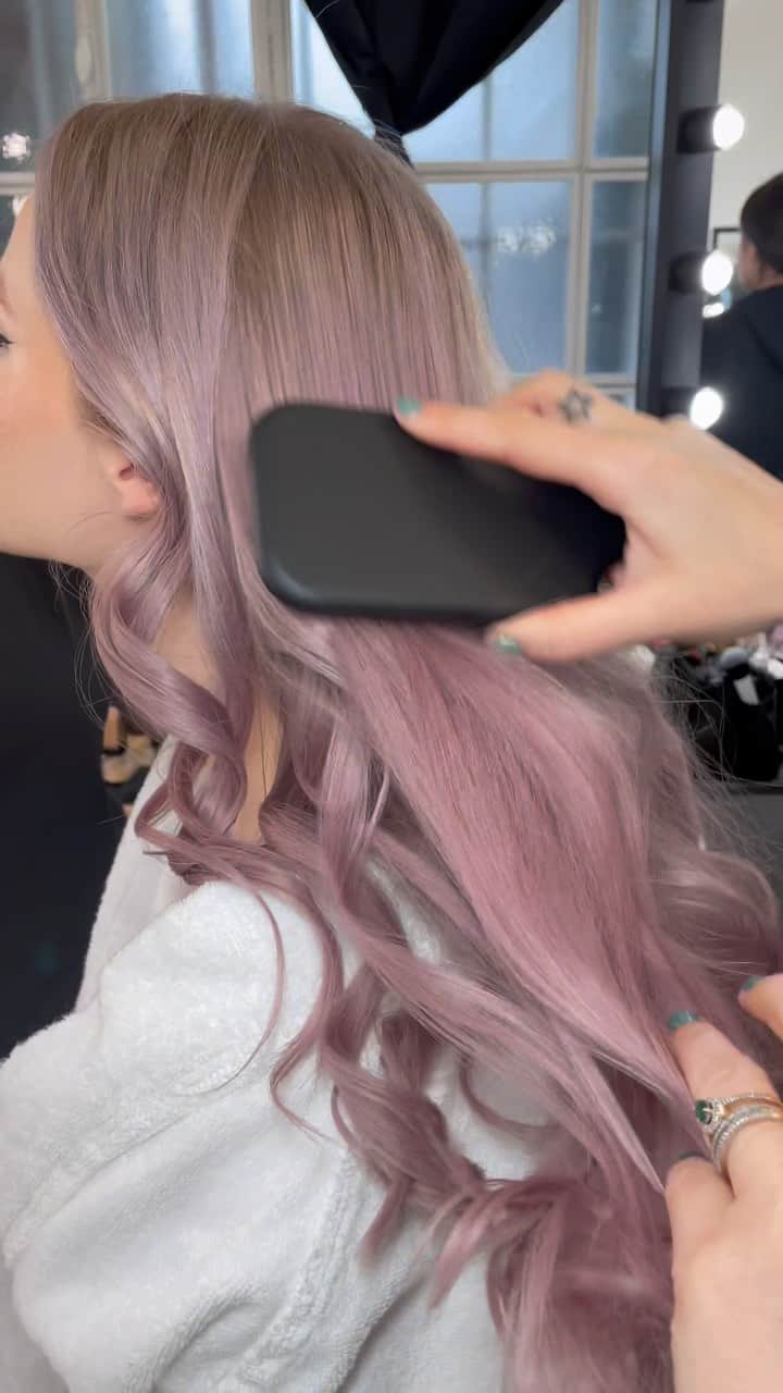 のインスタグラム：「We are in loooove with our dreamland collection platinum+ styler🤍✨  #ghd #ghdhair #ghddreamland #pinkhair #giftsforher #giftideas」