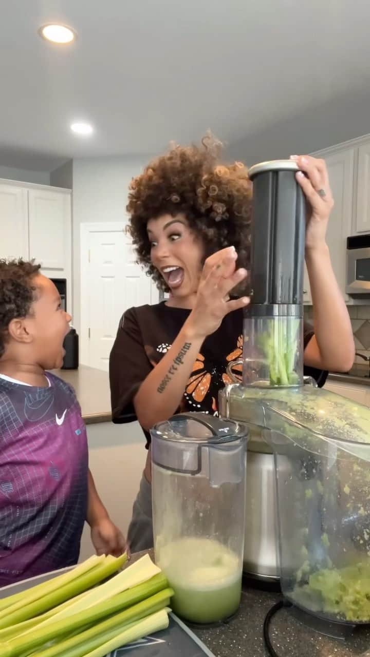 Brittany Rennerのインスタグラム：「My son isn’t a fan of the taste just yet, but he has been a wonderful helper 😆😂🥰♓️♉️  I drink 25oz-32oz on an empty stomach. Celery juice should be made fresh and consumed alone with nothing added to receive its healing benefits.  Why do I drink it? Lowers inflammation, supports weight loss, helps heal digestion, reduces bloating, helps eczema and psoriasis, fights infections, helps prevent UTIs, healing for acne, prevents high blood pressure, helps lower high cholesterol, helps prevent ulcers, and protects liver health.  I am using the Breville® Juice Fountain Cold Plus Stainless Steel Juicer.   All the information I’ve obtained regarding this topic is courtesy of @medicalmedium.」