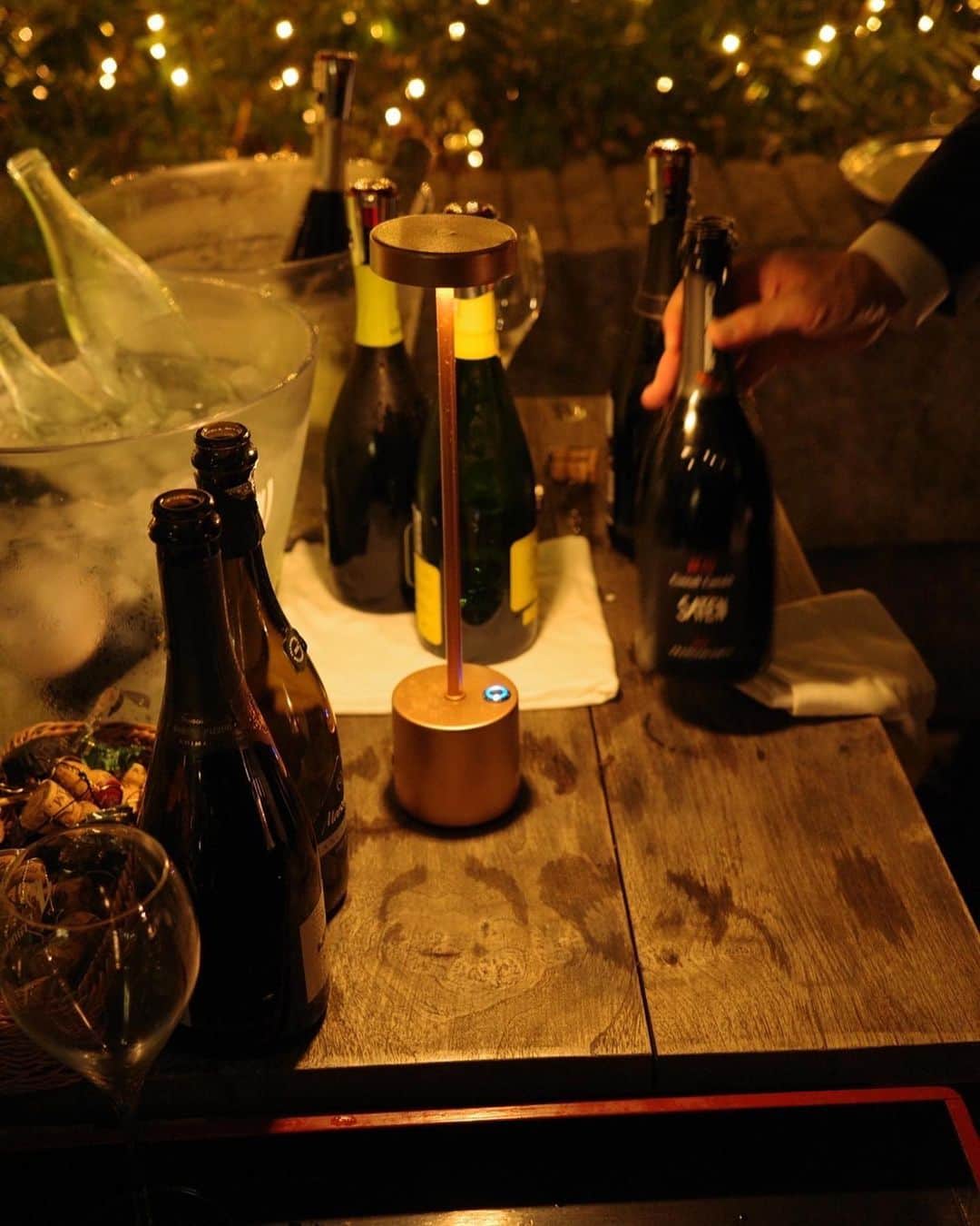 吉田沙世さんのインスタグラム写真 - (吉田沙世Instagram)「11/6から期間限定で @trattoria_creatta にて開催されている @franciacorta フランチャコルタの試飲会が始まったので行ってきました🍷  きめ細やかな泡とぶどう本来の甘さだけを使用した スッキリとした味わいのスパークリングワイン、 約１６種類を週替わりで味わえます♡  皇居を見渡す素敵なロケーションで @yu__i.aoya とほろ酔いでお喋りな夜🥂✨ 楽しかったなぁ♡  #franciacorta  #フランチャコルタ #PR」11月10日 0時47分 - sayobaby