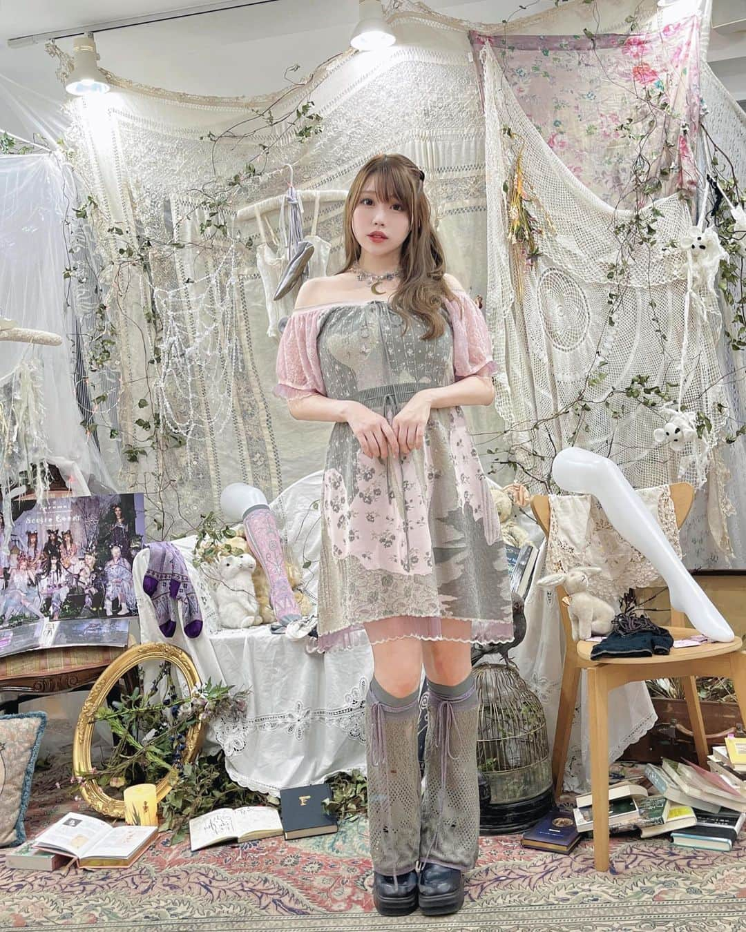 塚本舞さんのインスタグラム写真 - (塚本舞Instagram)「rurumu: 2024 spring & summer collection  “Seelie Court”展示受注会へ🐇🥀  ⁡ 3枚目のお写真で着ているfairy grunge lace up mini dressのsmoky pinkをオーダーしました❤︎ (あとRemneh by rurumu:のfeather heat tech knee high socksも🎀) ⁡ 1,2枚目のワンピースと悩んだけど🥲 オフショルで着るとプリンセスみが増して可愛かった👸🏼✨ ⁡ 最近は一緒に行ってくれるまこりんの後押しもあって、ピンクのアイテムを選びがち🫶🏻 #rurumu2023aw のピンクのうさ耳ニットキャップも届くの楽しみ🐰💗 ⁡ ⁡ #rurumu #rurumu2024ss @rurumu_official_ @rurumu.official」11月10日 0時49分 - maipuni