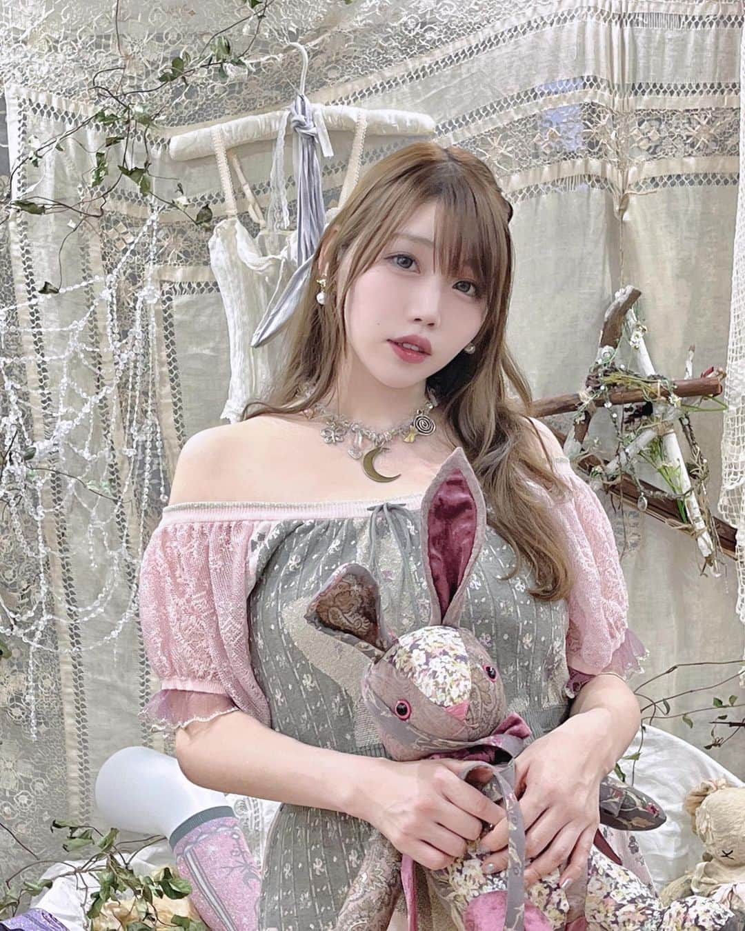 塚本舞さんのインスタグラム写真 - (塚本舞Instagram)「rurumu: 2024 spring & summer collection  “Seelie Court”展示受注会へ🐇🥀  ⁡ 3枚目のお写真で着ているfairy grunge lace up mini dressのsmoky pinkをオーダーしました❤︎ (あとRemneh by rurumu:のfeather heat tech knee high socksも🎀) ⁡ 1,2枚目のワンピースと悩んだけど🥲 オフショルで着るとプリンセスみが増して可愛かった👸🏼✨ ⁡ 最近は一緒に行ってくれるまこりんの後押しもあって、ピンクのアイテムを選びがち🫶🏻 #rurumu2023aw のピンクのうさ耳ニットキャップも届くの楽しみ🐰💗 ⁡ ⁡ #rurumu #rurumu2024ss @rurumu_official_ @rurumu.official」11月10日 0時49分 - maipuni