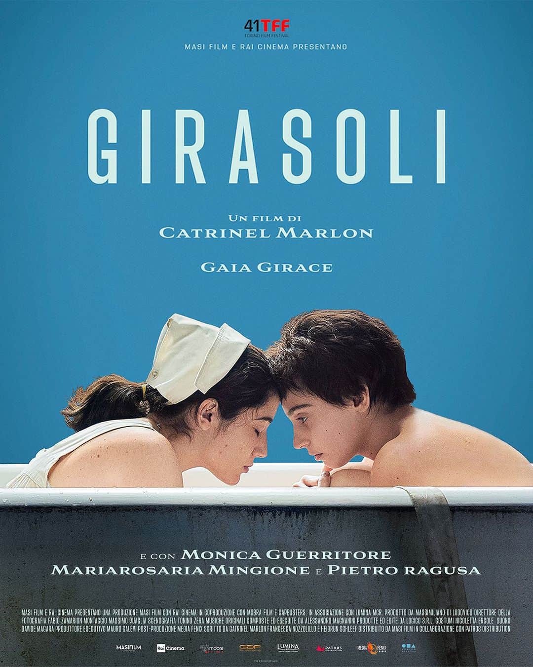 カトリネル・メンギアのインスタグラム：「Girasoli avrà la sua prima mondiale al @torinofilmfestival ❗️Questa la locandina.!L’emozione è incredibile. È il mio film d’esordio alla regia. Ma è soprattutto un progetto a cui lavoro da anni. La storia, che ho scritto insieme a Francesca e Heidrun, è tratta da una storia vera e ha una tematica strettamente legata alla mia famiglia.  Non sono in grado di descrivere al meglio il vortice di sensazioni che sto provando ora. So, però, che è stata una bellissima fatica girarlo. Un film realizzato in pandemia, col freddo, con una gamba rotta. Ma anche un film al quale hanno partecipato persone straordinarie, professionisti assoluti, che ringrazio di cuore. Così come devo ringraziare @steve_dellacasa per aver accolto il mio film in questo festival così prestigioso, del quale avrò l'onore di essere madrina. È stata lunga, ma alla fine eccoci qui. È stata un’avventura eccezionale. Torino si avvicina. E io sono pronta ✌️#TorinoFilmFestival  Prodotto  @masifilm_official con @rai_cinema, Mobra Film e @gapbusters, in associazione con @luminamgr, Girasoli è una co-produzione Italia, Belgio, Romania. Il film è distribuito da Masi Film, in collaborazione con Pathos Distribution, e si è avvalso di un cast tecnico stellare, con professionisti pluripremiati ai @premidavid e nei principali festival del mondo.  directed by @catrinelmarlon  cast @gaiagirace, @mariarosaria.mingione, @monicaguerritore, Pietro Ragusa @doraromano_official @davide_cirri @angelaciaburri @pietrogiull @nico.civetta  @_mariopirrello_ @rodicalazar @fed.cit @_franca_abategiovanni  @ade.gallo @maxpacifico @gagi7825  coproducer Tudor Reu, Joseph Rouschoup @princess_isabella_de_ligne   screenplay @catrinelmarlon, @heidrunschleef , @leif_jou  @fabrizia.iacona   director of photography Fabio Zamarion editor Massimo Quaglia @mediafenix_postproduction   set designer @toninozera  costume designer @nicoletta_ercole @ginevrapolverelli @luisa.ma  executive producer Mauro Calevi post production @mediafenix_postproduction  sound @magaradavide  hair&makeup @francescatampieri_muh_designer  @daniela.tosco   music @alex3368  stills photographer @giovannideangelis1  press office @manzopiccirillo  poster @pluralagency」