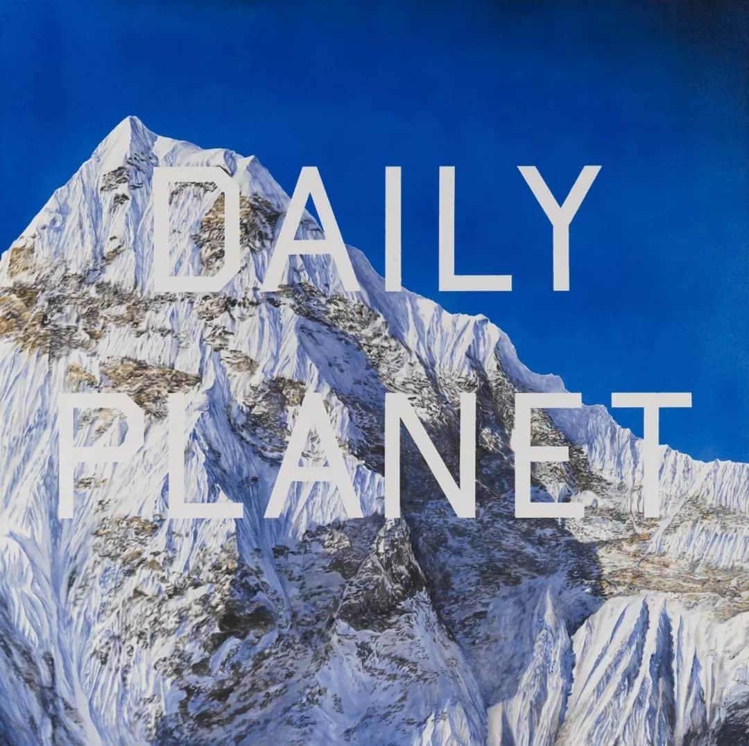テート・ギャラリーのインスタグラム：「‘Like most people, I operate on an automatic mode, and everything is an involuntary reflex. Logic flies out of the window when you’re making a picture, at least it does with me. And thank God it does.’ – Edward Ruscha. ⛰️   The source for the text in Edward Ruscha’s painting DAILY PLANET is deliberately hard to pin down. Although it might connect with the natural imagery behind it, it is also the name of the newspaper Clark Kent writes for in the Superman comics. Ruscha has described the artwork’s title as ‘mysterious and teasing’.  To create this painting Ruscha sprayed a thin layer of paint onto the canvas, then worked the image up in acrylic paint using a medium-sized brush. The text was applied using stencils, and uses Boy Scout Utility Modern, a typeface created by the artist and described by him as a sort of ‘no-style’. Find Ruscha’s painting in our free Tate Modern display, Art and Text. 🎨  🌍 Edward Ruscha, DAILY PLANET, 2003 © Ed Ruscha」