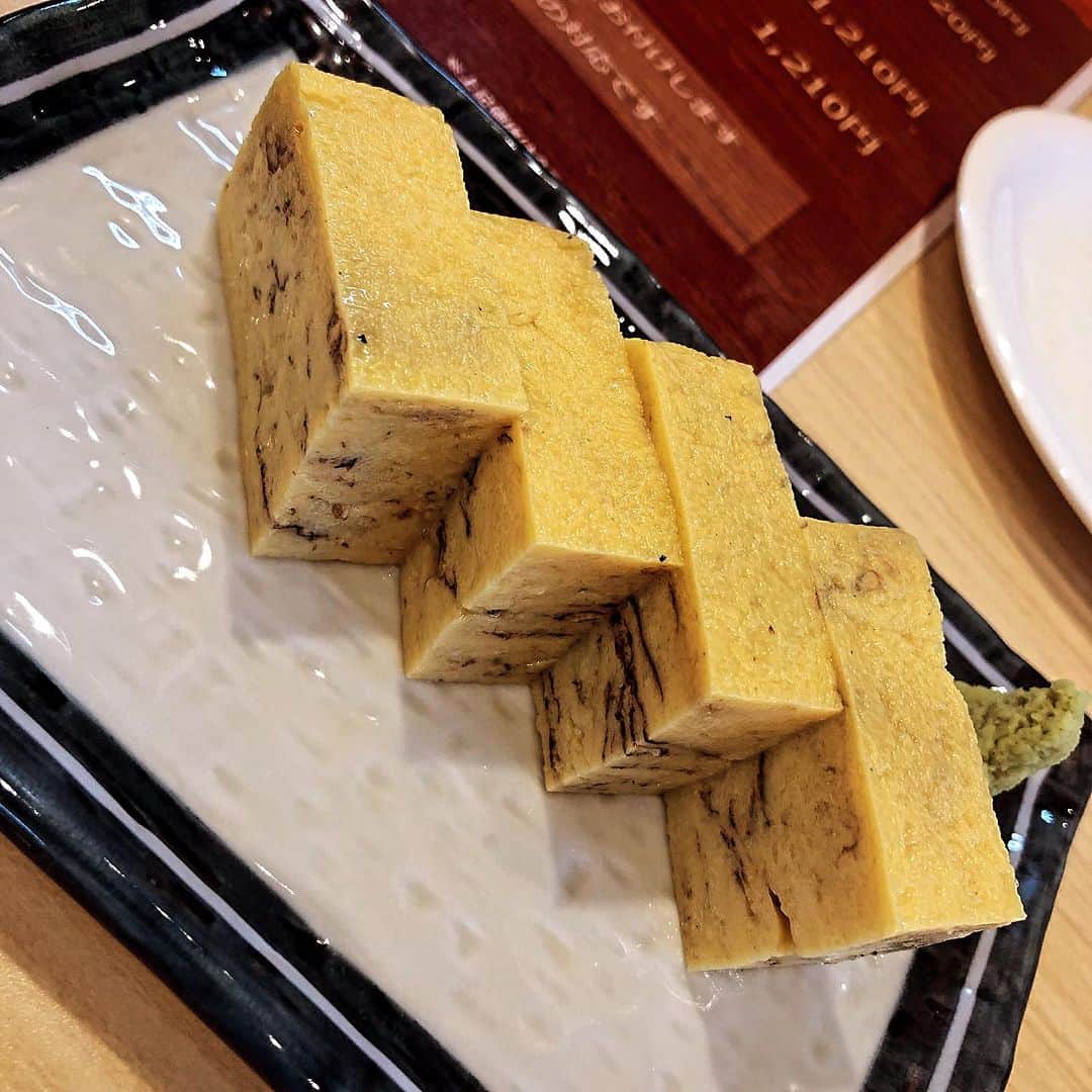 白川りさのインスタグラム：「お寿司屋さんのたまごが好きで好きで仕方ない。お店によって味が違うからお気に入りの味に出会うとたまごエンドレスになるw  と言うわけで、Xえっくす、新しくアカウント作りました😂 元々の入れなくなっちゃったし(;ω;) 宜しくお願いしますでござる！ あ、もう連携出来ないのか！ ぎゃふん！」