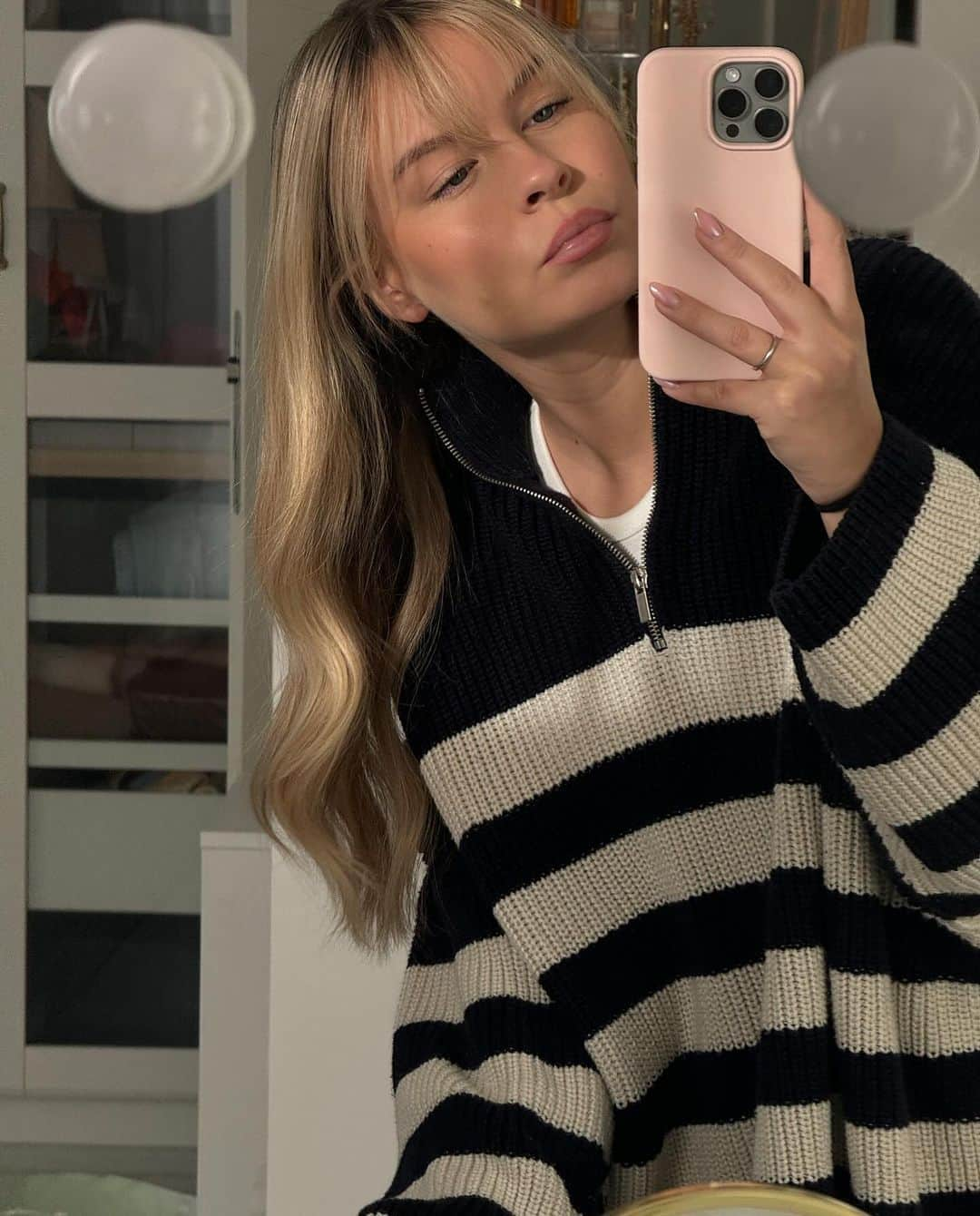 Dagi Beeさんのインスタグラム写真 - (Dagi BeeInstagram)「My last weeks recap #44 💕  Foto 1 : Familytime = Qualitytime 💕 Foto 2 : Goal : ab jetzt immer frische Blumen Zuhause ☑️🌸 Foto 3 : Mirrorselfie ( Pulli ist btw. Von LeGer ) Foto 4 : @kaffeemitzitrone Aufnahme-day  Foto 5 : musste kurz Probe stehen fürs Licht  Foto 6 : Lunch Date mit @tinadzialas 🤍 Foto 7 : so langsam will ich den Pony doch nicht mehr los werden 🙈 Foto 8 : Details von @owies_drink POP UP STORE 🥹 Foto 9 : schon sehr stolz 🥹💕 Foto 10 : wir sehen uns im Store im CentrO, Oberhausen ✨」11月10日 0時53分 - dagibee