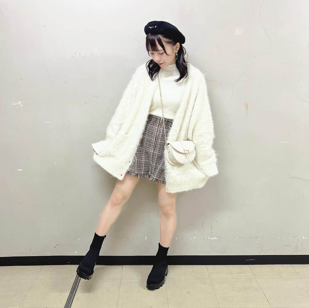 日南遥のインスタグラム：「🍁 ⁡ ⁡ こんばんは〜 ⁡ 名古屋定期会いに来てくれた皆さん ありがとうございましたー！ ⁡ やっと名古屋ただいまできた😚安心感〜！ ⁡ 特典会は秋のデート服ということで 久しぶりにミニスカなんてはいちゃって🫢 ⁡ 本当に最近ダル着ばっかだったので なに着たらいい？！となってたんですが たくさん褒めてもらえてよかったです... ⁡ ちなみに、ベレー帽は過去にみよに 誕プレとしてもらったものなんです🥑かわいいよね〜 ⁡ 本当はロングブーツの予定だったんだけど 夏の間どこかに仕舞われちゃってたみたいで 家を出る時に私が見つけられなくてショートブーツです👶🏻 脚出してるのレアということで👶🏻 ⁡ ⁡ 明日はボイトレ行ってきます🫡 ⁡ ⁡ ⁡木曜日おつかれさまー！ またあしたー！ ⁡ ⁡」