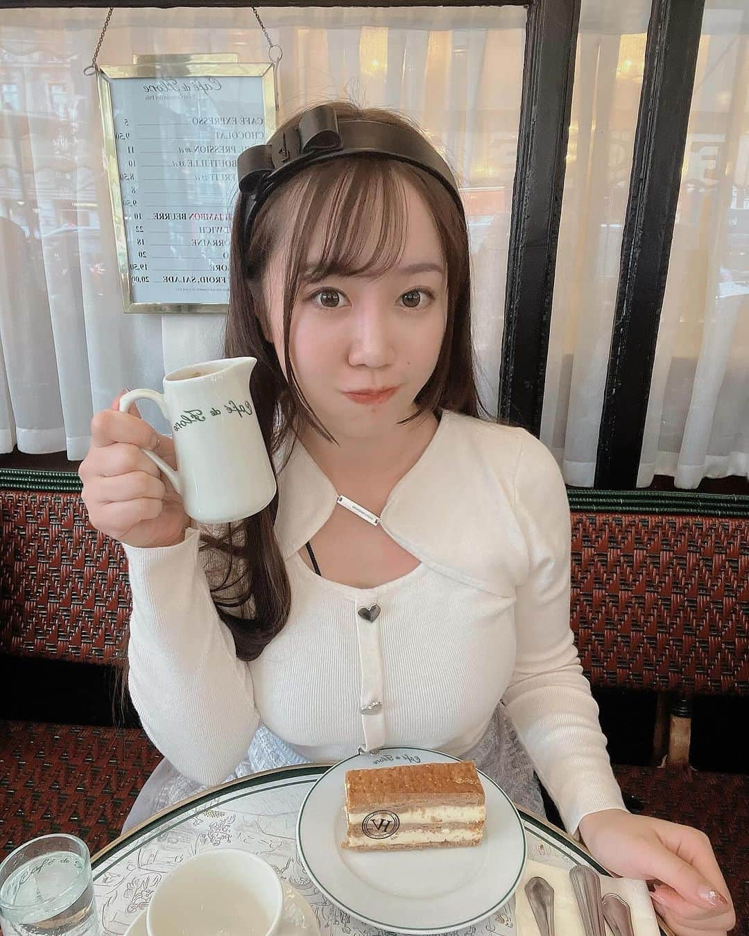 愛場れいらさんのインスタグラム写真 - (愛場れいらInstagram)「パリに来たらマストの老舗カフェ☕️🍰 #レドゥマゴ　🖤に行ってから #カフェドフロール 💐  #cafedeflore で注文したのはミルフィーユ！ 1番人気だそうです 今の所、#ladureeparis と　#angelinaparis  を 上回り1番美味しかったスイーツ🩷  #エミリーパリへ行く  でエミリーが座ってた席に ちょうど案内されて嬉しかった🫢 行きの飛行機でずっと観てた✈️📺  エミリーは苦手キャラだけど話は面白いから⭕️ シルヴィーみたいな🚬 仕事も恋愛も人生も楽しんでるセクシーな 大人の女性になりたいなと憧れました❤️🫦  #パリ旅行  #cafedeflore  #pariscafe  #alonetrip  #パリ好きな人と繋がりたい  #parisrestaurant  #スイーツ男子  #スイーツ女子  #スイーツ好きな人と繋がりたい」11月10日 0時54分 - aibareira2