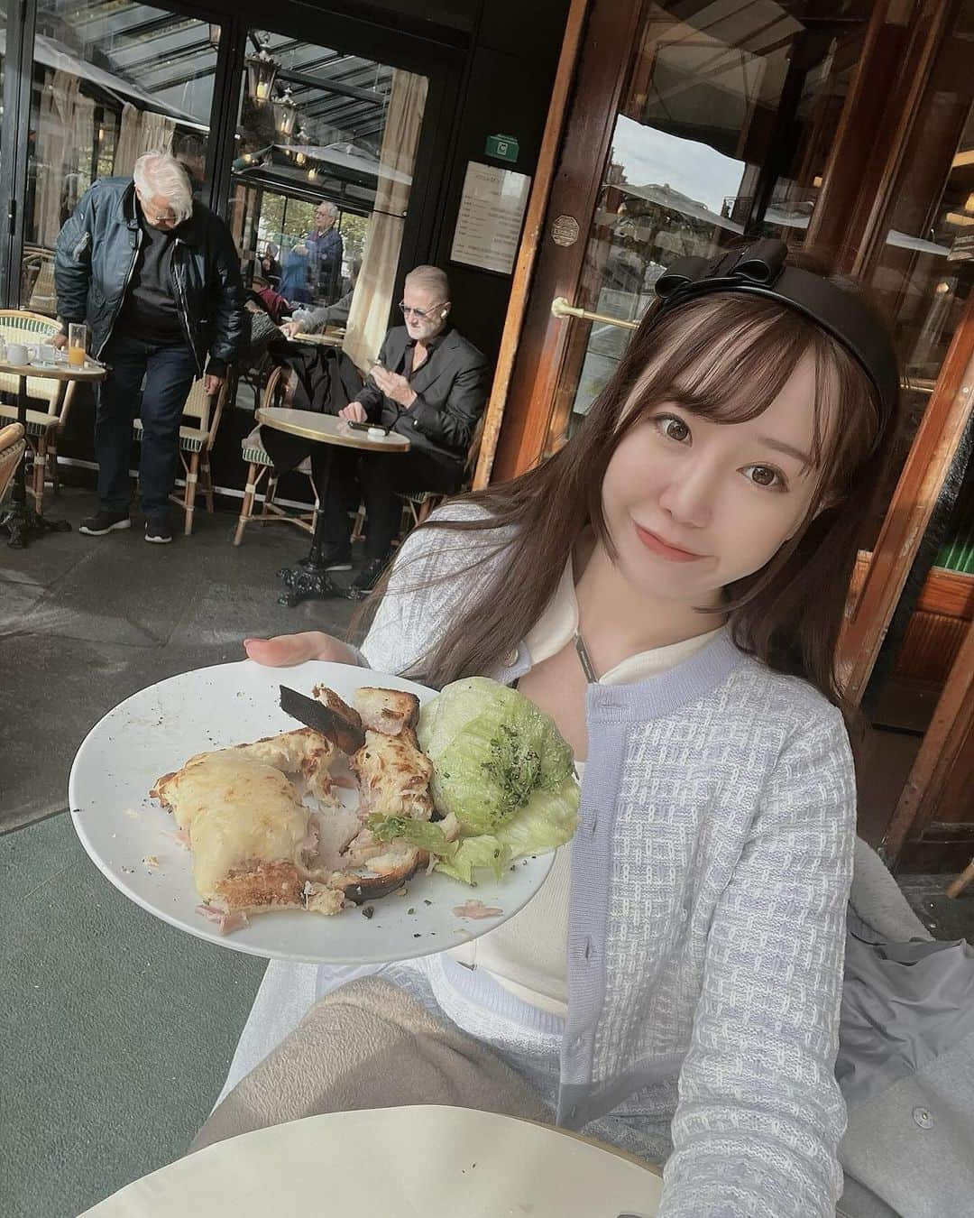 愛場れいらさんのインスタグラム写真 - (愛場れいらInstagram)「パリに来たらマストの老舗カフェ☕️🍰 #レドゥマゴ　🖤に行ってから #カフェドフロール 💐  #cafedeflore で注文したのはミルフィーユ！ 1番人気だそうです 今の所、#ladureeparis と　#angelinaparis  を 上回り1番美味しかったスイーツ🩷  #エミリーパリへ行く  でエミリーが座ってた席に ちょうど案内されて嬉しかった🫢 行きの飛行機でずっと観てた✈️📺  エミリーは苦手キャラだけど話は面白いから⭕️ シルヴィーみたいな🚬 仕事も恋愛も人生も楽しんでるセクシーな 大人の女性になりたいなと憧れました❤️🫦  #パリ旅行  #cafedeflore  #pariscafe  #alonetrip  #パリ好きな人と繋がりたい  #parisrestaurant  #スイーツ男子  #スイーツ女子  #スイーツ好きな人と繋がりたい」11月10日 0時54分 - aibareira2