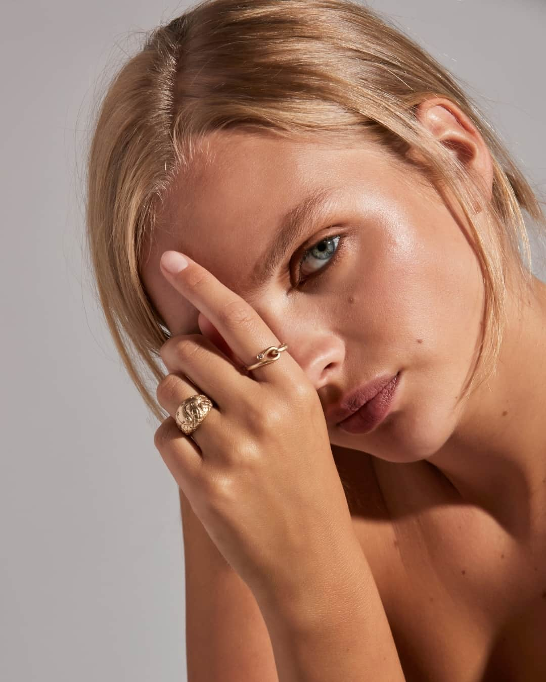 シェイスビーのインスタグラム：「The Snake Ring. A diamondback snake intertwines and dances with another, sprinkled with star-set diamonds, creating a beautiful balance of elements.⁠ ⁠ Originally $2,625, now on sale for $1,835. Quantities are limited and all sales are final. Tap to shop.」