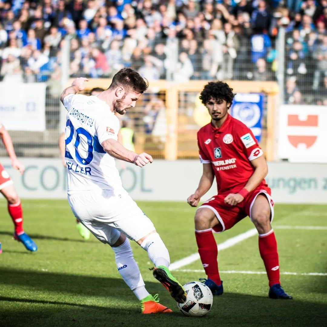 SVダルムシュタット98さんのインスタグラム写真 - (SVダルムシュタット98Instagram)「#throwbackthursday 📍 Letztes Heimspiel vs. Mainz 05. Ein 2:1-Sieg im März 2017 und das auch noch in ganz besonderen Trikots 💙⚜️ #sv98 #Lilien #Darmstadt #SVDM05」11月10日 0時55分 - svdarmstadt1898