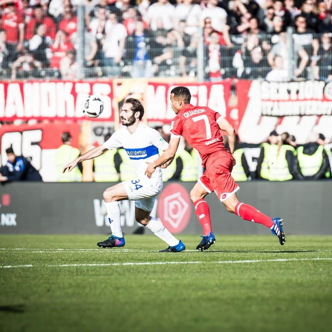 SVダルムシュタット98さんのインスタグラム写真 - (SVダルムシュタット98Instagram)「#throwbackthursday 📍 Letztes Heimspiel vs. Mainz 05. Ein 2:1-Sieg im März 2017 und das auch noch in ganz besonderen Trikots 💙⚜️ #sv98 #Lilien #Darmstadt #SVDM05」11月10日 0時55分 - svdarmstadt1898