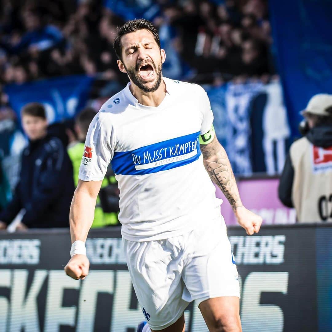SVダルムシュタット98のインスタグラム：「#throwbackthursday 📍 Letztes Heimspiel vs. Mainz 05. Ein 2:1-Sieg im März 2017 und das auch noch in ganz besonderen Trikots 💙⚜️ #sv98 #Lilien #Darmstadt #SVDM05」