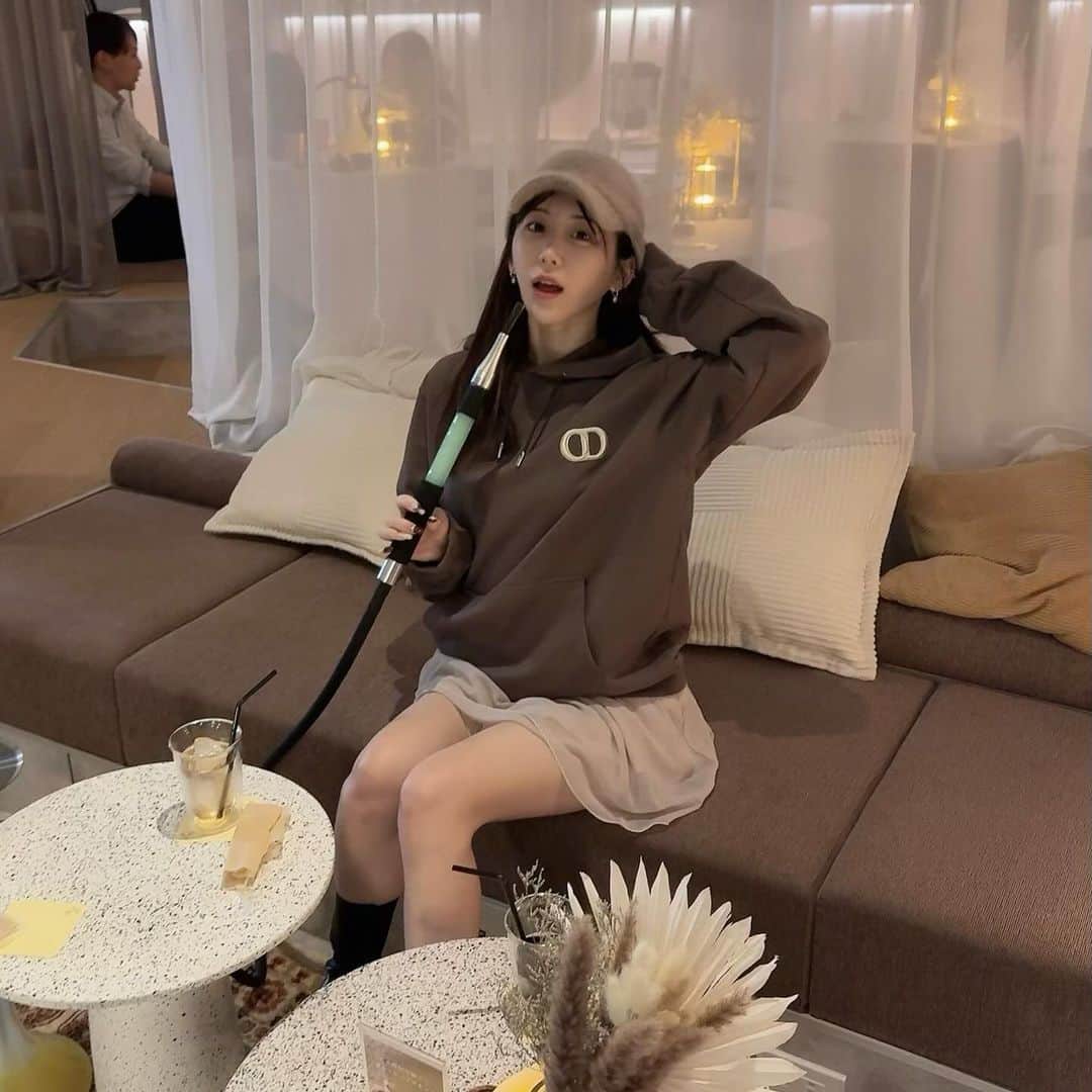 はなのインスタグラム：「オシャレ空間〜🥂𓈒𓏸◌ 今日のコーデがピッタリすぎてテンションあがった‎🤍🤎 最近ブラウンハマりすぎてる🤦‍♀️‎🤎」