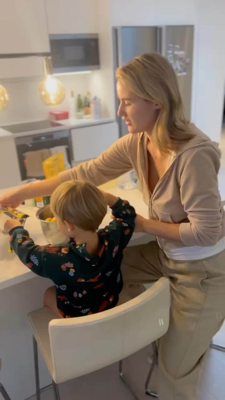 ベアータ・パップのインスタグラム：「Kaupallinen yhteistyö: @lahitapiola_lokaltapiola    Haluan olla äitinä se, jonka syliin voit aina juosta. Se, jonka puhallus parantaa kaikki pipit. Se, joka jaksaa valvoa vierelläsi, kun et saa unta. Se, joka pysyy kärsivällisenä, vaikka se olisi vaikeaa. Se, joka hallitsee tunteensa ja osaa opettaa sinua käsittelemään omasi. Se, kenen kanssa koet olosi rakastetuksi ja turvalliseksi.   Se, joka suunnittelee myös onnettomuuksien varalta.   Saan valtavasti mielenrauhaa siitä, että olen hankkinut itselleni kaiken varalta henkivakuutuksen.   LähiTapiolan henkivakuutus turvaa läheistesi toimeentulon, jos pahin sattuu.  Muistetaan nauttia jokaisesta päivästä, jonka saamme yhdessä viettää. 💛  (Henkivakuutuksen myöntää LähiTapiola Keskinäinen Henkivakuutusyhtiö)」