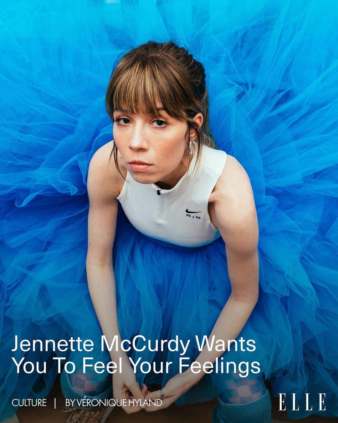 ELLE Magazineのインスタグラム：「#JennetteMcCurdy has a lot of feelings. Now she's exploring them in an off-the-cuff-feeling podcast, #HardFeelingsWithJennetteMcCurdy, in which she talks about whatever she happens to be feeling around the time of recording. Each micro-episode feels as intimate as morning breath—like getting a voice memo from a friend, captured at that precise point between feeling something and analyzing it. McCurdy talks to @niquepeeks about how she learned to process her emotions, her thoughts on how mental health "awareness" isn't enough, and why having big feelings is, ultimately, worth the ups and downs. Click the link in bio.」