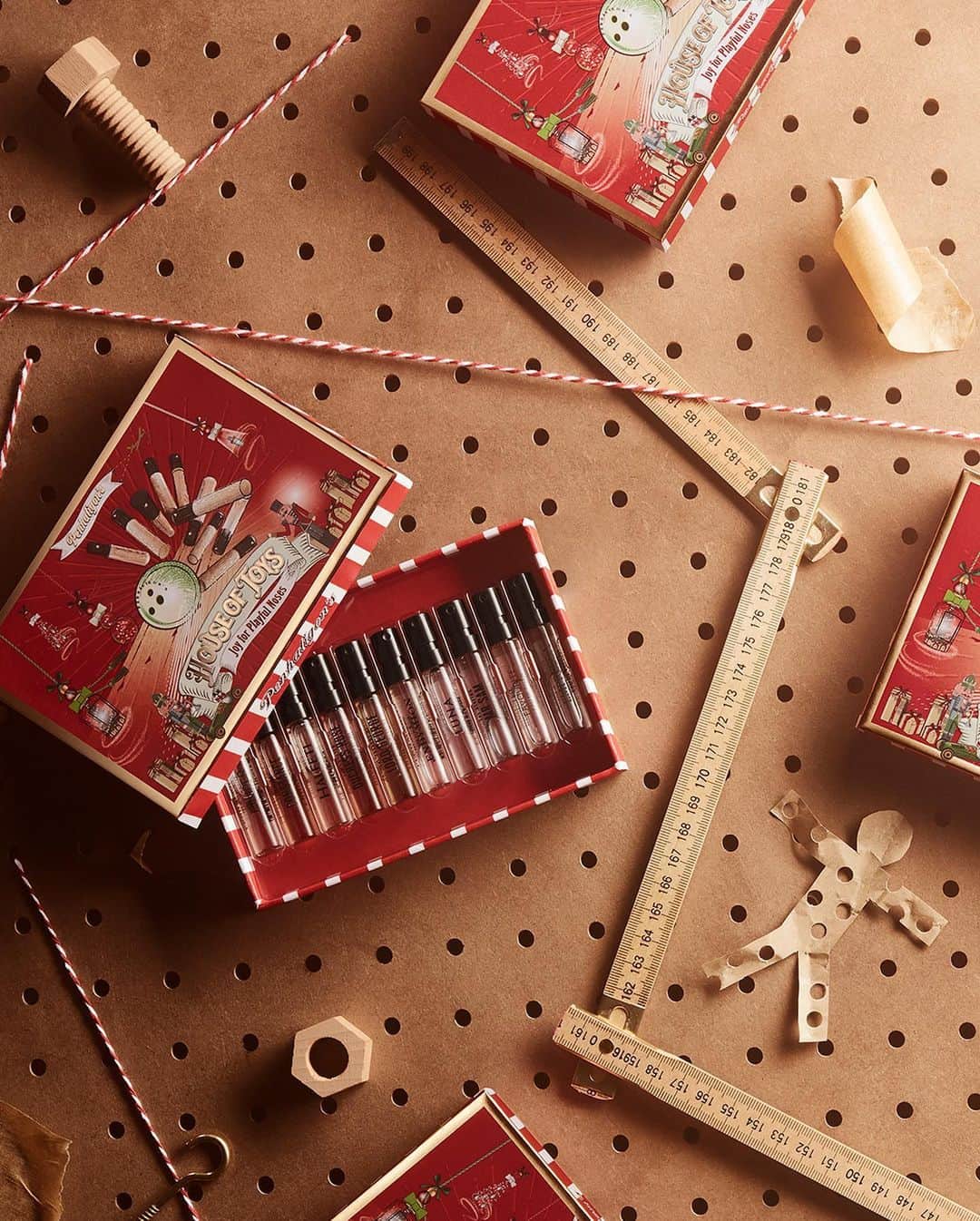 ペンハリガンのインスタグラム：「What marvellous gifts for playful noses: a game-changing set of ten miniature scents, and an ornament to truly rock one’s Christmas tree.」