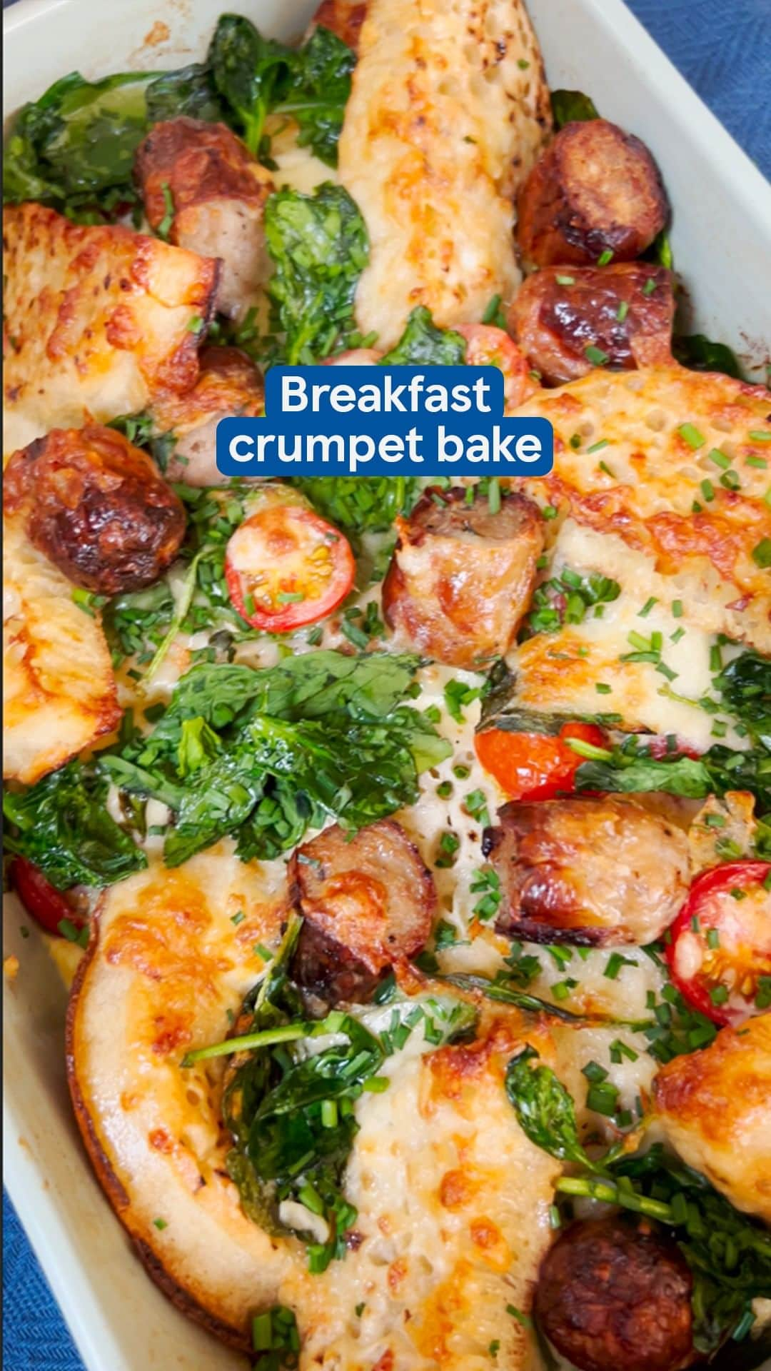 Tesco Food Officialのインスタグラム：「Enjoy all of your favourite big breakfast flavours in one simple traybake. @foodieholly’s crumpets are topped with sausage, egg, spinach, cheese and tomatoes for an effortless brunch. The best bit? Minimal dishes to wash after! Head to the link in bio for the recipe.」