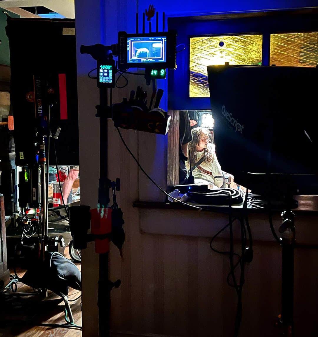 ラファエル・スバージのインスタグラム：「#bts @theexorcistbeliever during the exorcism. @oliviamarcumm gives a #noPrisoners, rip your heart out performance.  It was astounding to watch her bob and weave through this material.  There is NO DOUBT in my mind that you will be seeing a lot more of her to come.   Crazy, amazing, BOLD and vibrant #sfxmakeup from the one and only Chris Nelson and his breathtaking team. @cnelsonfx @blumhouse @cnelsonfx #theExorcist #theexorcistbeliever」