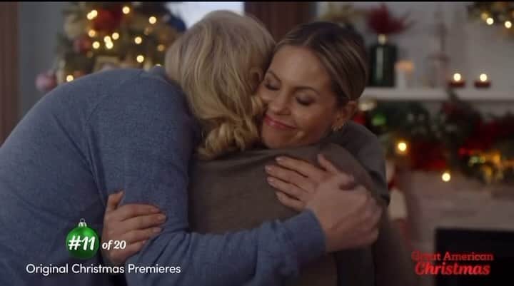 キャンディス・キャメロン・ブレのインスタグラム：「I can't wait for you all to see my new Great American Christmas movie called “My Christmas Hero” 🎄✝️  It premieres the day after Thanksgiving, November 24th at 8/7c on @gactv!  Text CHRISTMAS to (877)-999-1225 to find the Great American Family Channel and get ready to grab some leftover pie or some popcorn will do just fine, and get cozy with your family and friends to tune in! ✨ #greatamericanchristmas」