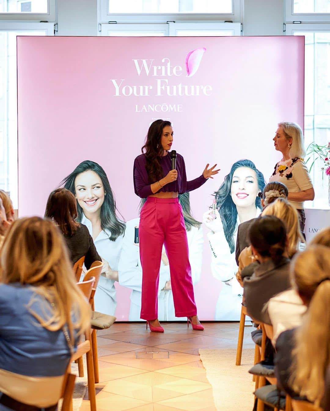 Lancôme Officialさんのインスタグラム写真 - (Lancôme OfficialInstagram)「Lancôme stands for empowerment and emancipation through beauty. During the “Sisterhood Edition” event of the Write Your Future initiative in Germany, 3 powerful and self-made women took to the stage to introduce their stories, alongside the release of 3 new lisptick hues. 100% of profits will go to the @arbeiterkind.de NGO, supporting 500 young adults in their studies. A special thank you to @tijen.onaran , @janinauhse and @nazaneckes for their involvement in this project. 💕  #Lancome #LancomeDE #WriteYourFuture #LAbsoluRouge」11月10日 1時08分 - lancomeofficial